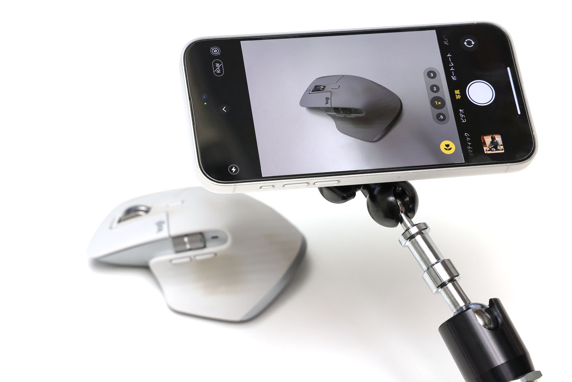 MagSafeでの固定なので、iPhoneを回して撮影向きを変えられるのも便利。