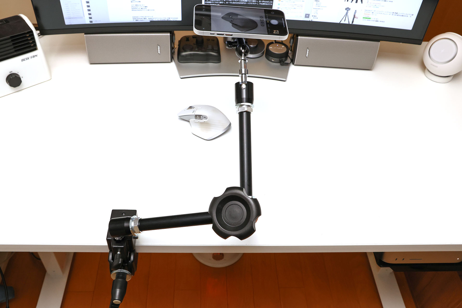 アーム中央の関節にある丸いノブによりの3つの関節を同時に緩め・締められる。これまでの3倍以上のスピードでiPhoneの位置決めができるゼ!!!