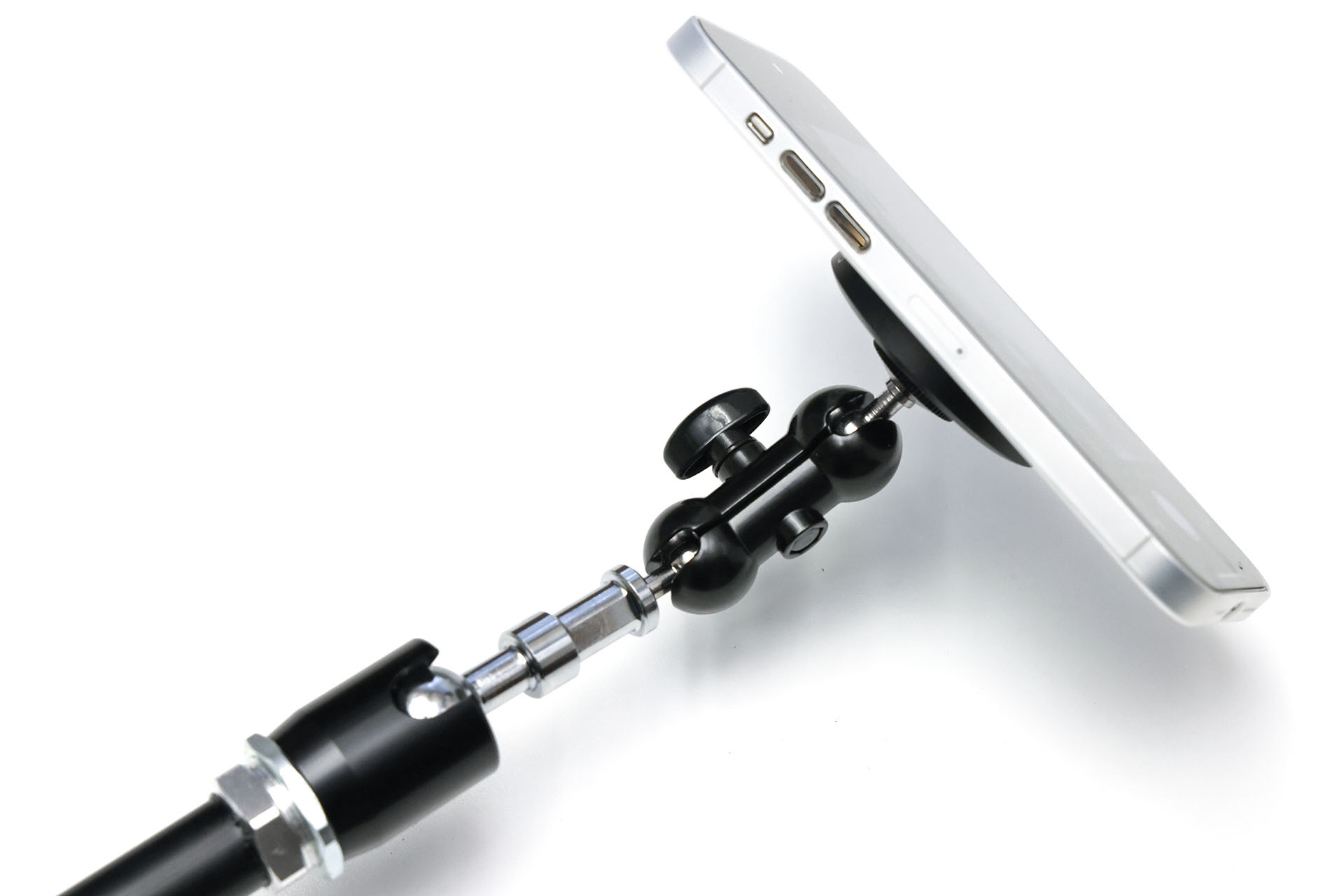 MagSafe対応スマートフォンホルダーとアームは、短い2関節式アームで接続した。これでiPhoneの向きや角度の微調整を手軽に行えるようになった。