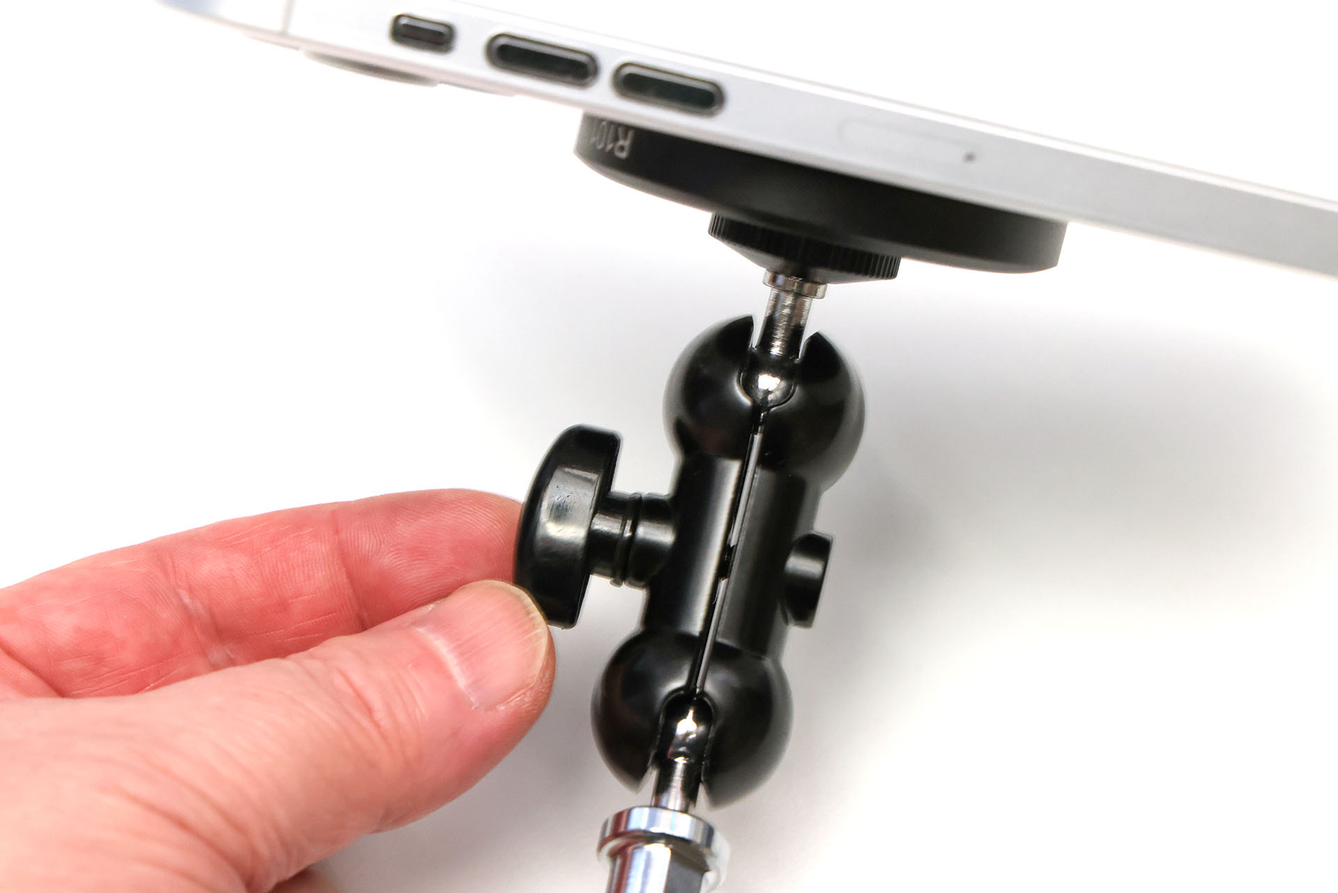 短い2関節式アームは、1つのノブの緩め・締めで両関節が動いたり固定されたりする。