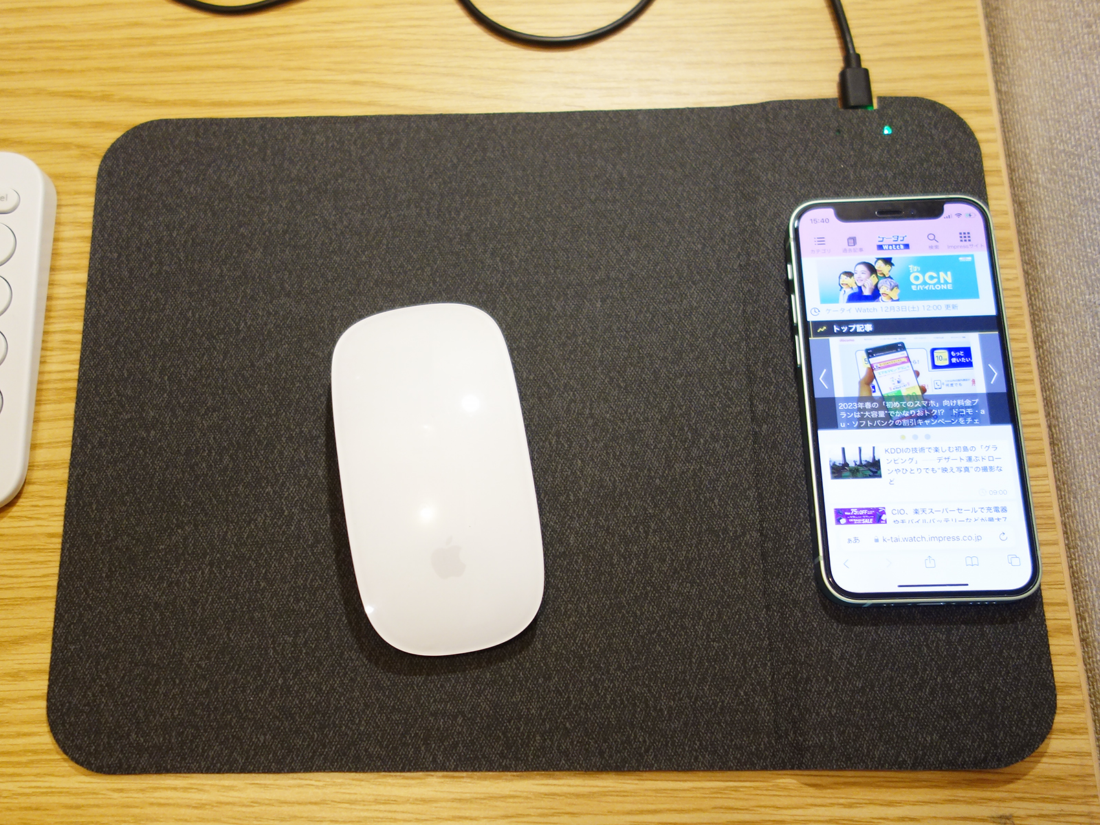 ダイソーで購入した「ワイヤレスチャージャーマウスパッド」。マウスパッドの右端がQi規格対応のワイヤレス充電器になっています