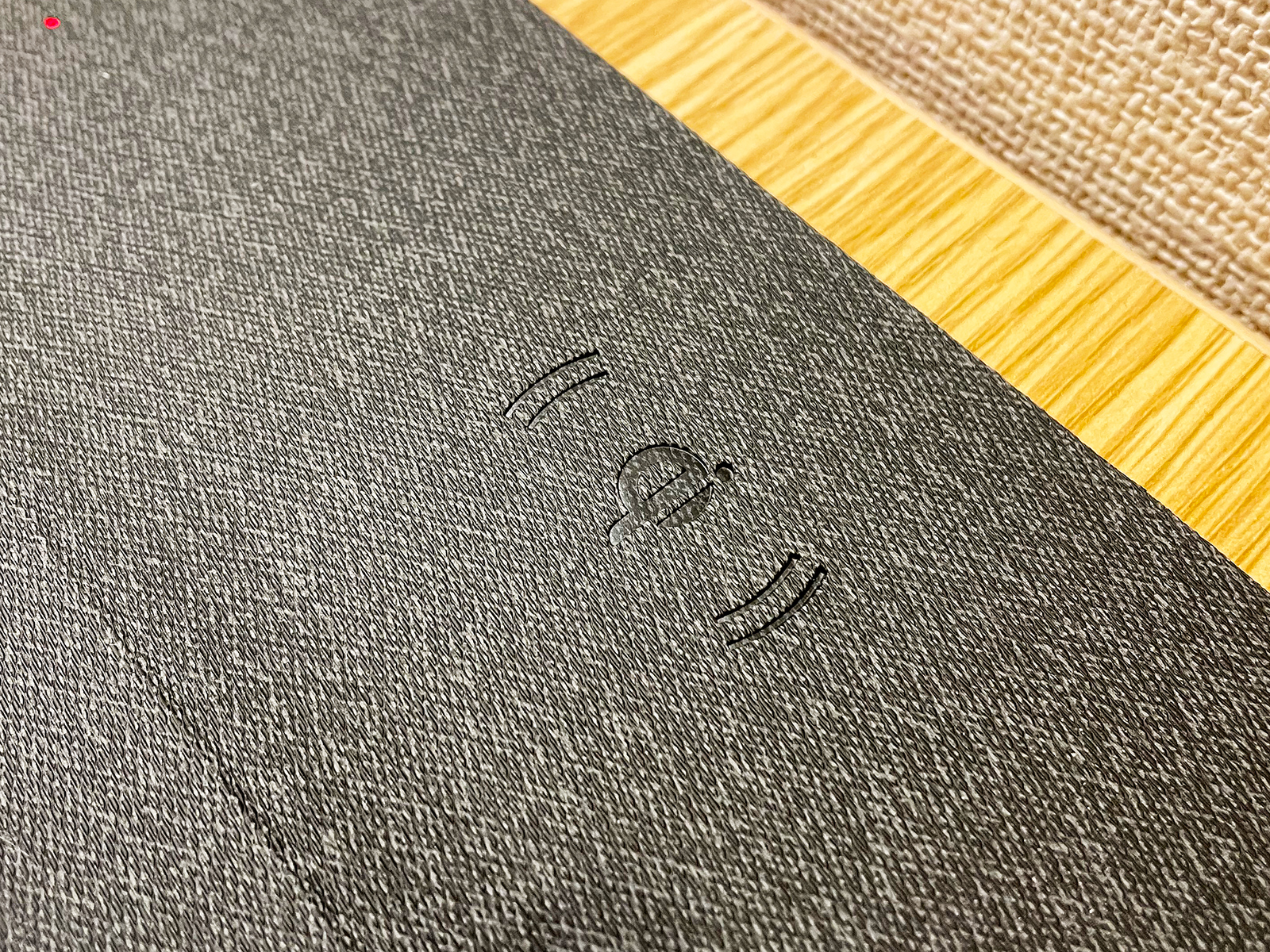 ちょっと読み取りづらいですが、この「Qi」マークが充電器部になっています