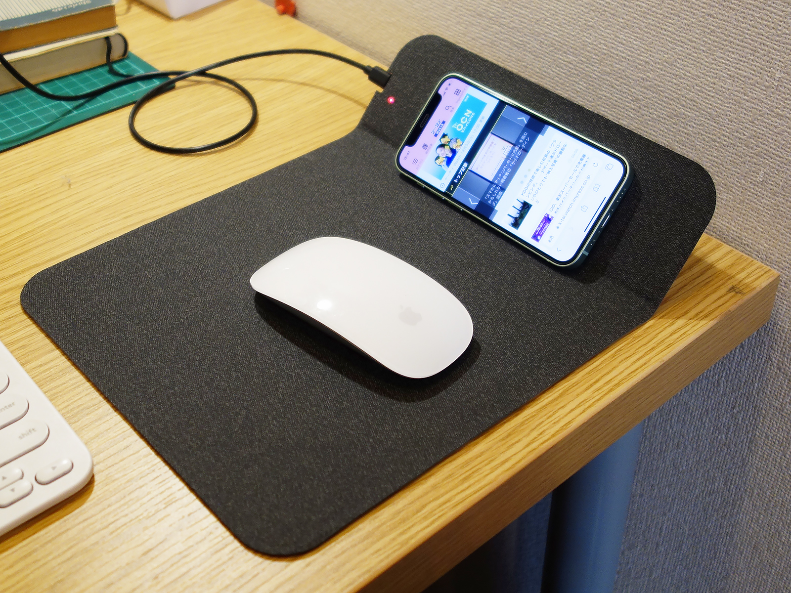 このようにスマホを立て掛けて置けます。表示は読み取りやすくなるものの、充電部からは外れてしまうことが多いです