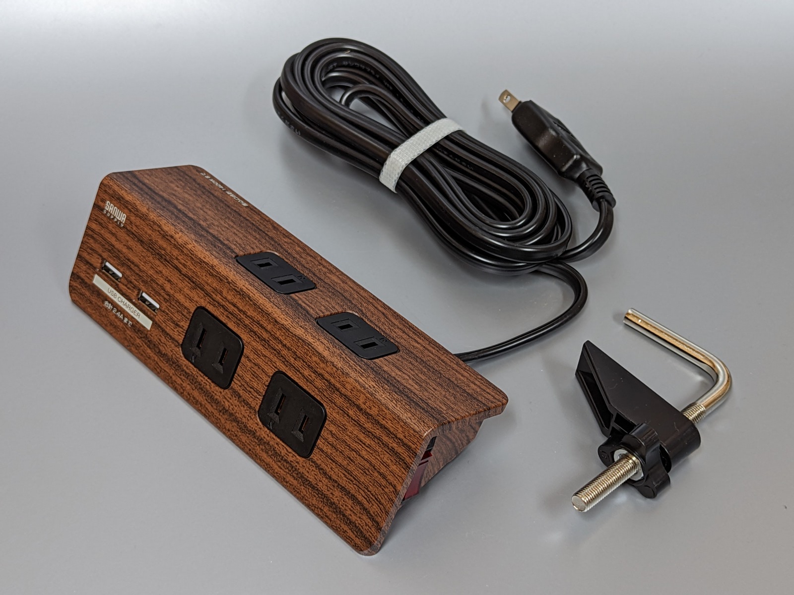 製品本体。三角形になった断面が特徴的。木目はかなり濃い目