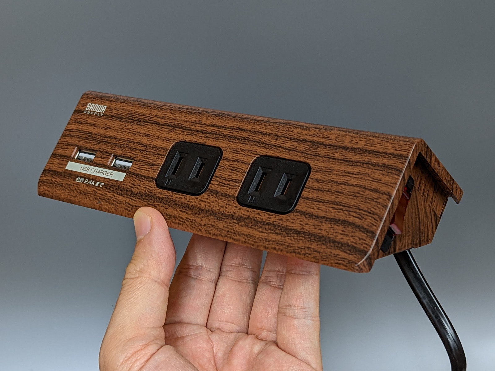 正面は2基のコンセントと、2基のUSB Aポートを備える