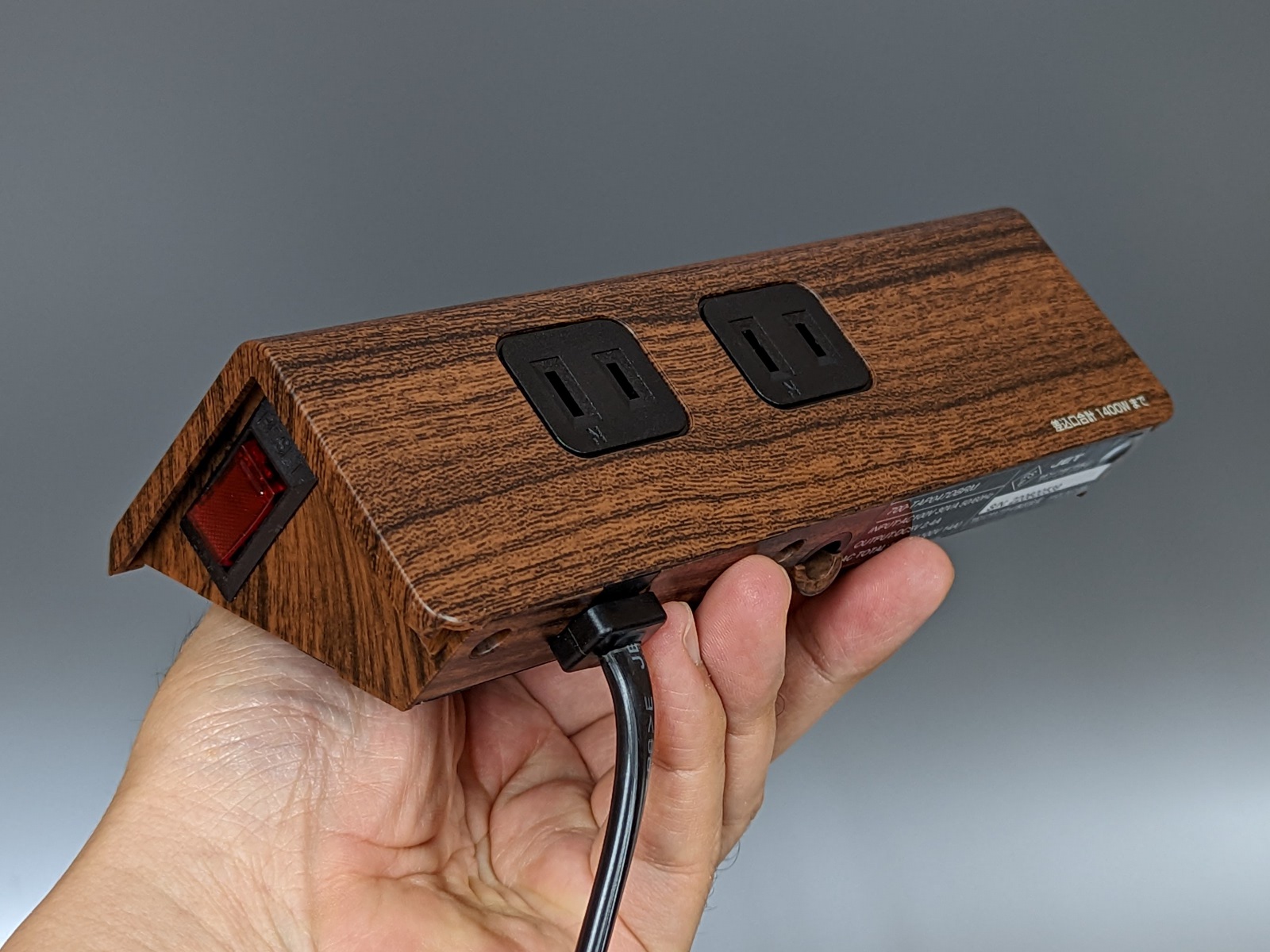 背面にも2基のコンセントを備える