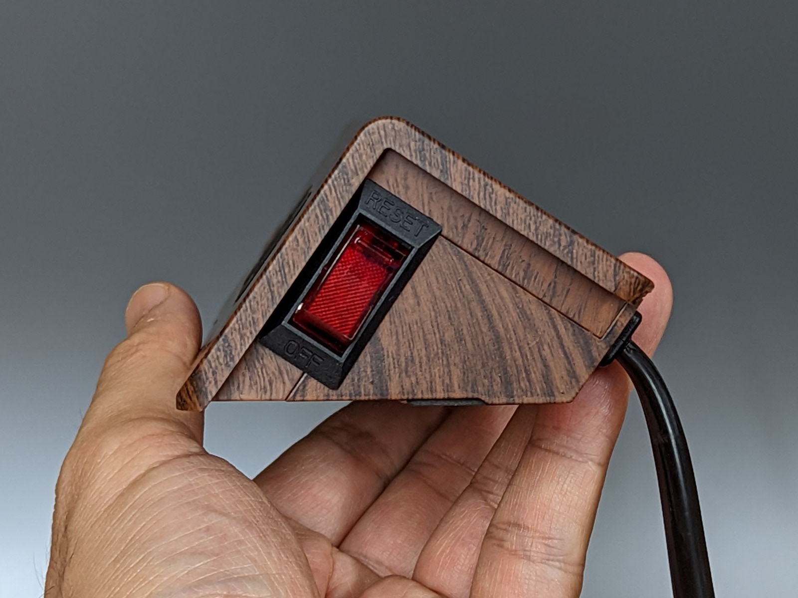 側面には集中スイッチを搭載し、電源の一括オン・オフが可能。ブレーカーも内蔵する