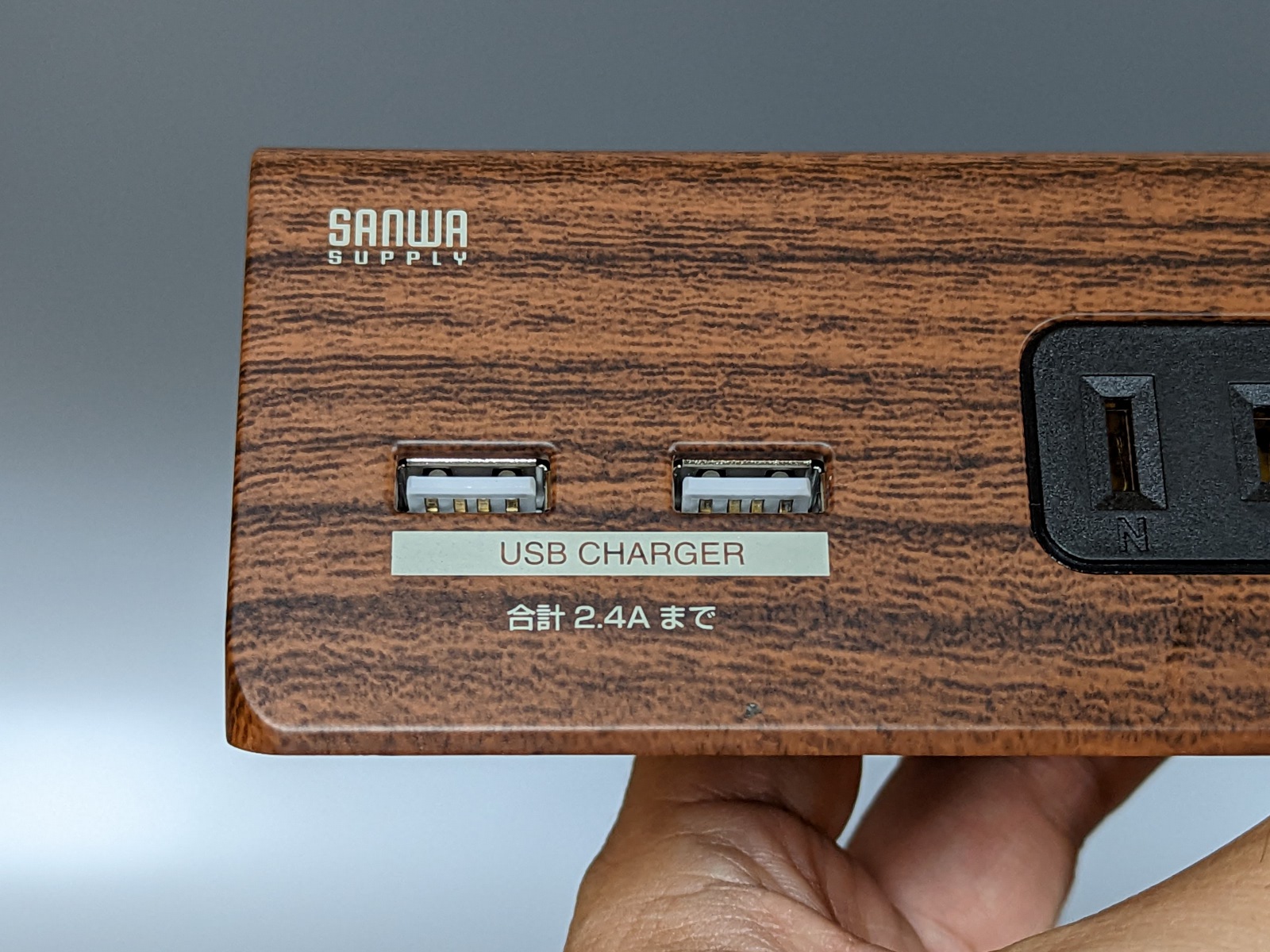 USBは2ポート合計で2.4Aまで対応。このあたりの仕様は一般的だ