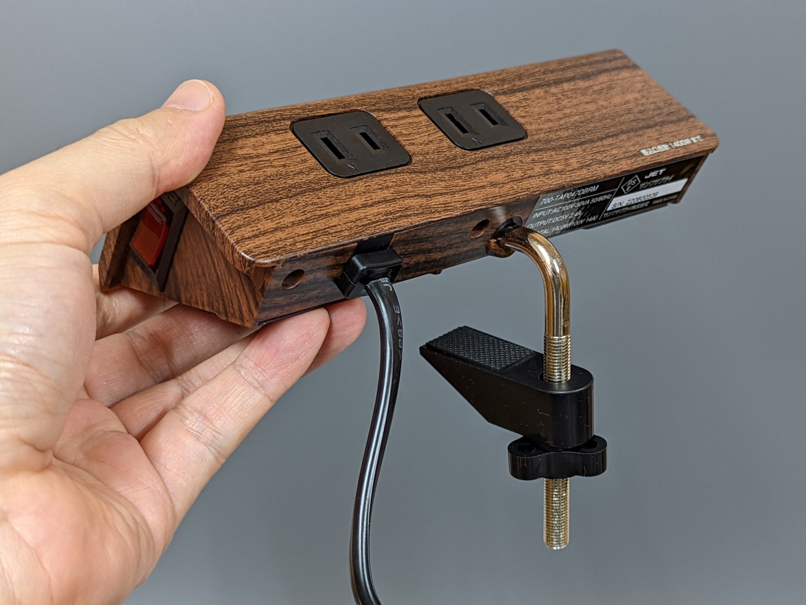 同梱のクランプを差し込むことでテーブルに固定できる