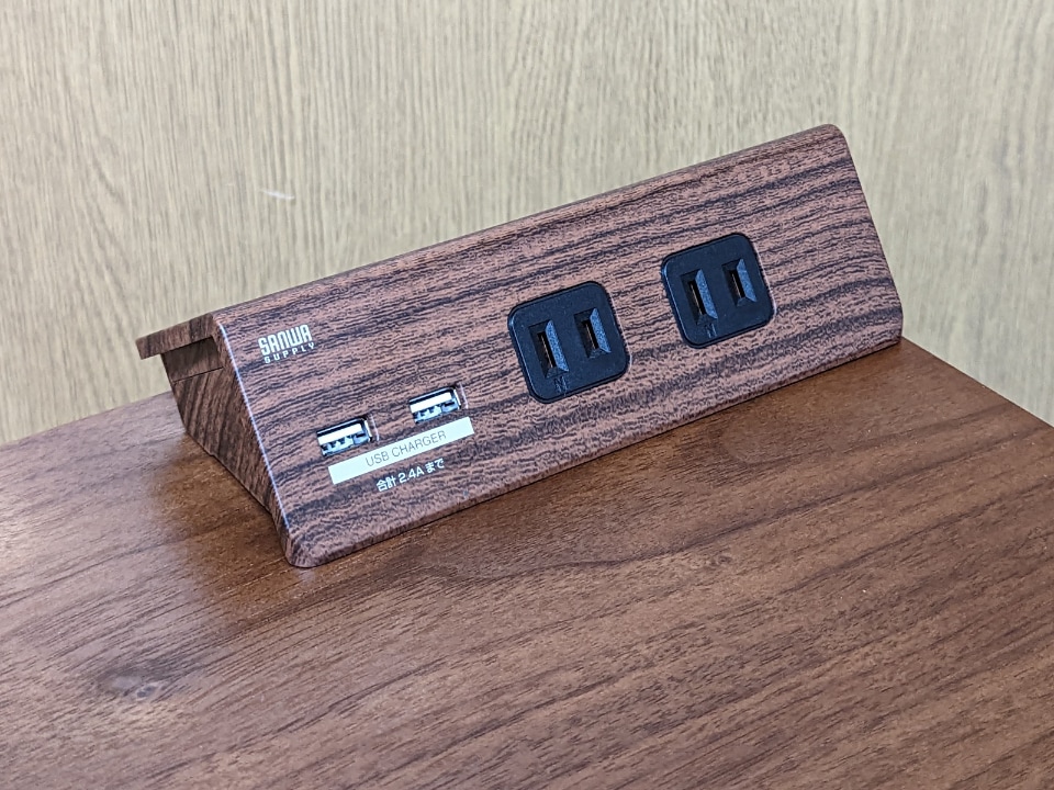 木目テーブルとベストマッチ。クランプ構造採用、USBもついた木目電源