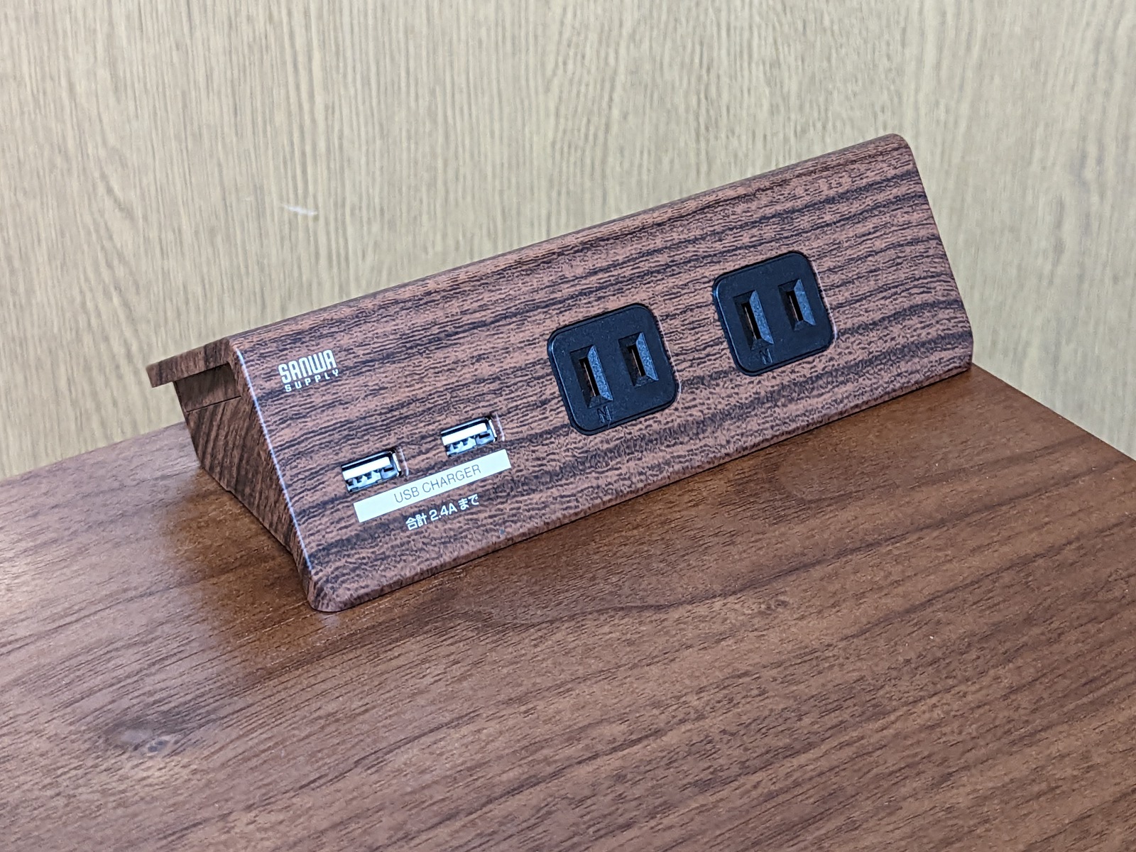 木目のテーブルに取り付けたところ。色が合えば一体感は高い