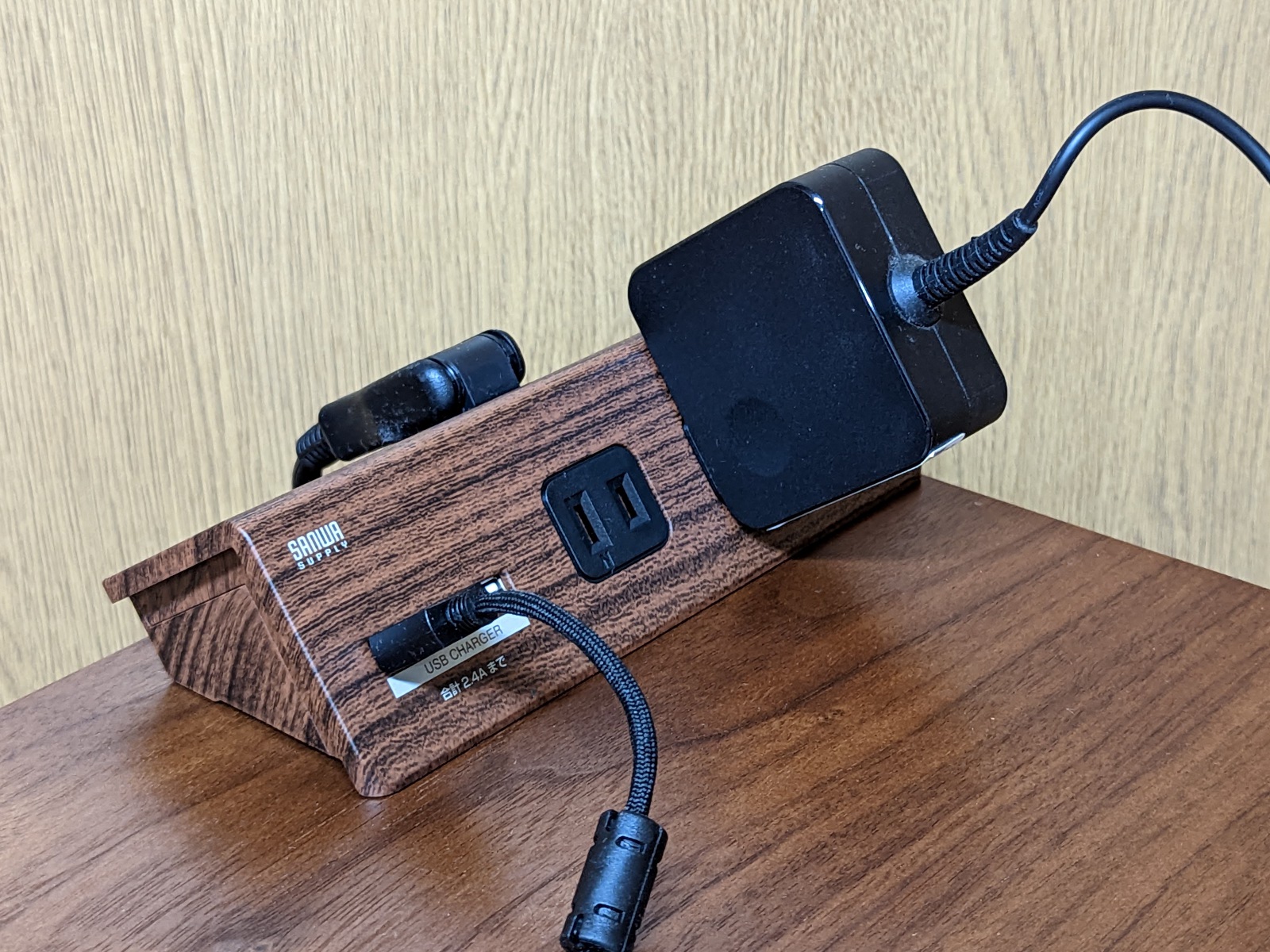 各種ケーブルをつないだところ。片手で抜き差しできるのは大きな利点だ