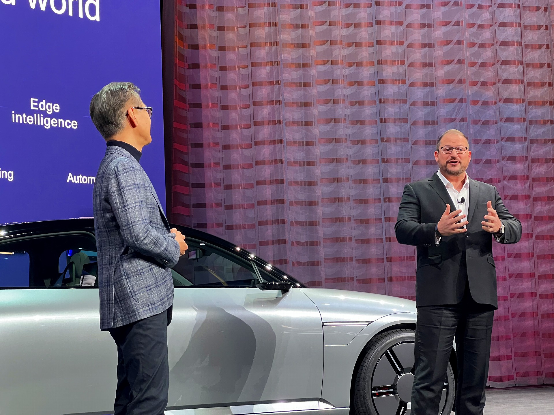 ソニーの吉田憲一郎社長（左）とクアルコムのクリスティアーノ・アモンCEO（右）