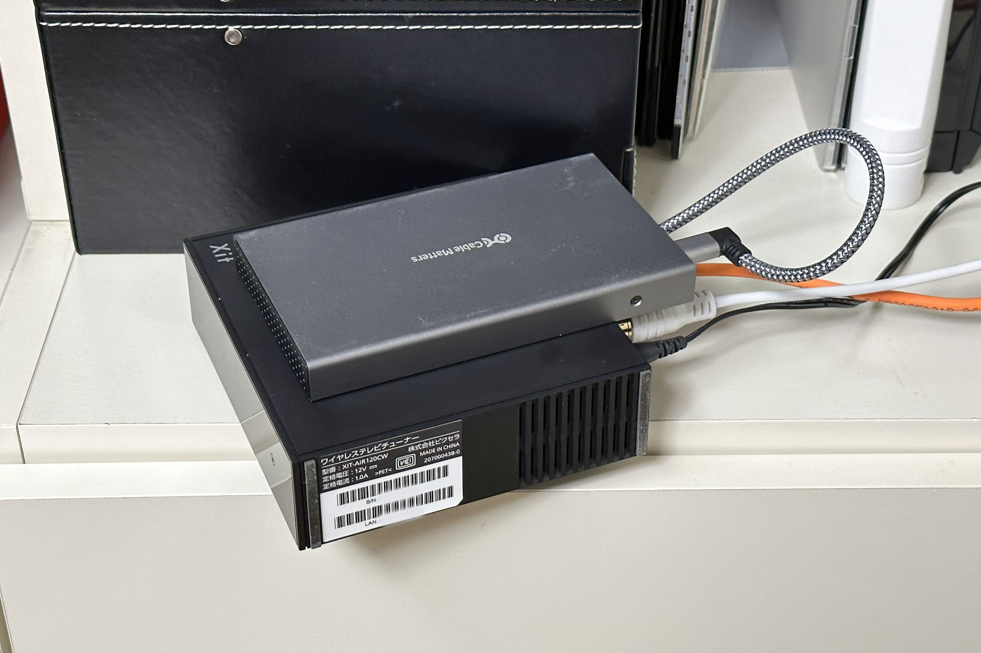 まずXit AirBoxをパッケージから取り出し、ACアダプター、アンテナ線、LANケーブル、HDDをつないだ。HDDは録画のため。LANケーブルは、ルーターにつながっているブリッジモードのWi-Fiアクセスポイントにつないだ。