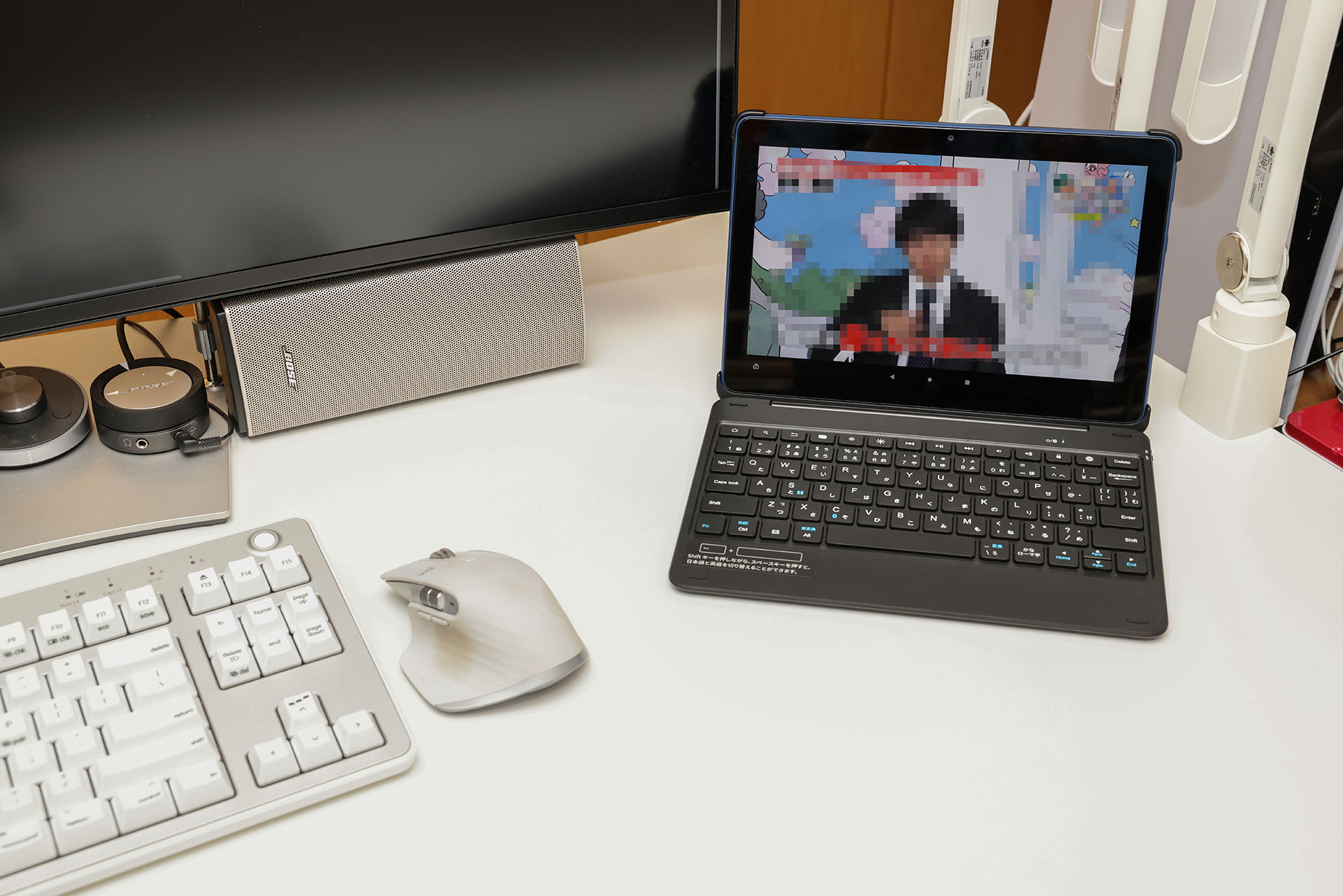 これはAmazon Fire HD 10。若干持て余し気味の端末であったが、卓上テレビとしてはちょうどいいサイズ感だ。10インチの画面ほぼいっぱいにテレビ番組が表示される。