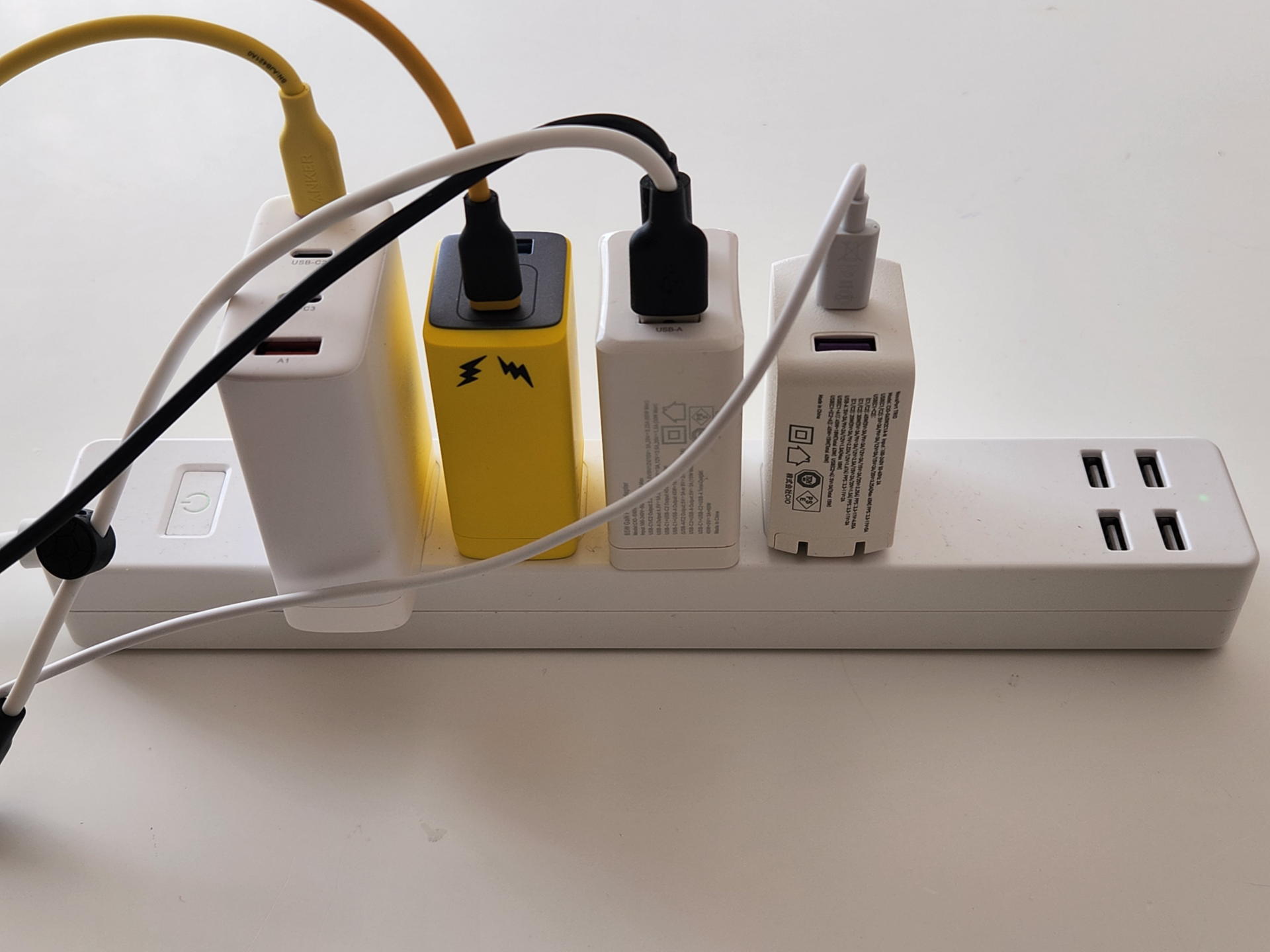 ほとんどのPD対応USB/ACアダプターはゴロンとしたタイプが多くUSB充電ポート付きモバイルタップを壁面に押し当てて使うことが難しい。床置きがせいぜいかもしれない