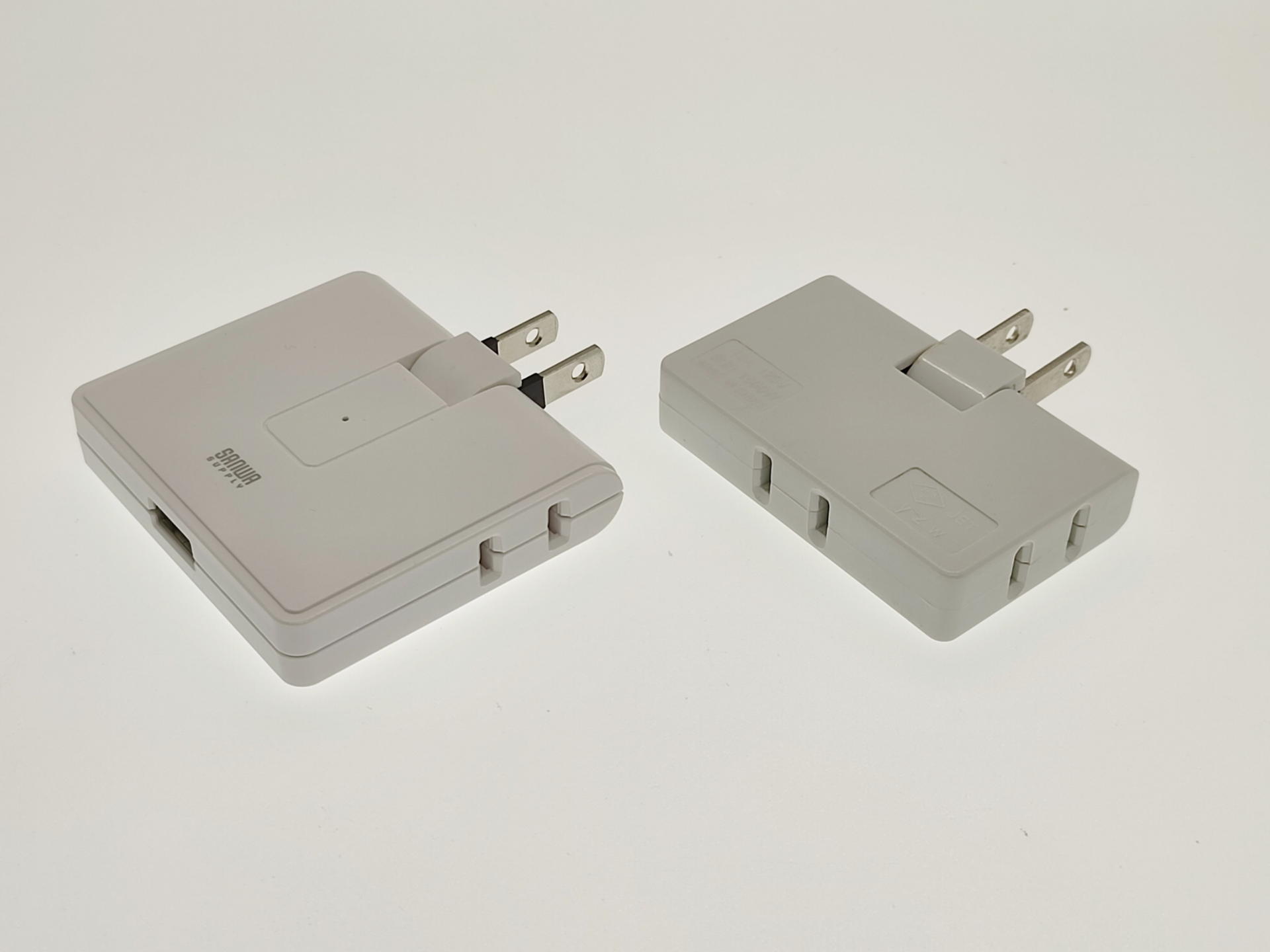 ”USB充電ポート付きモバイルタップ”は180度スイング・トリプルタップの拡張系だ。雷ガードが機能していると中央が赤く光る