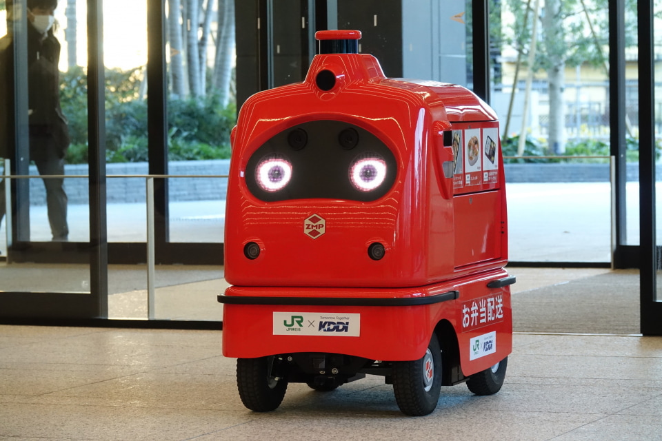KDDIとJR東、「都市OS」連携で混雑回避など可能なロボット配送を検証