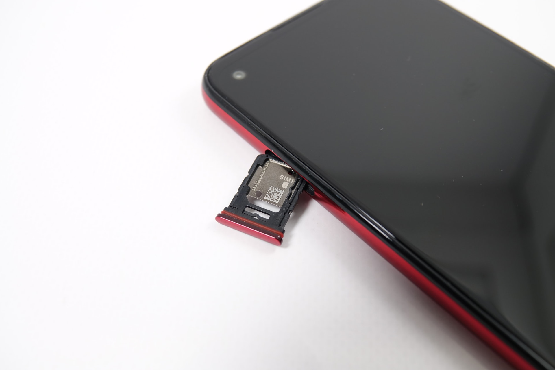 スロットは爪をひっかければ開けられる。表面にnanoSIMが1枚、裏面は2枚目のSIMカードもしくはmicroSDの排他利用となる