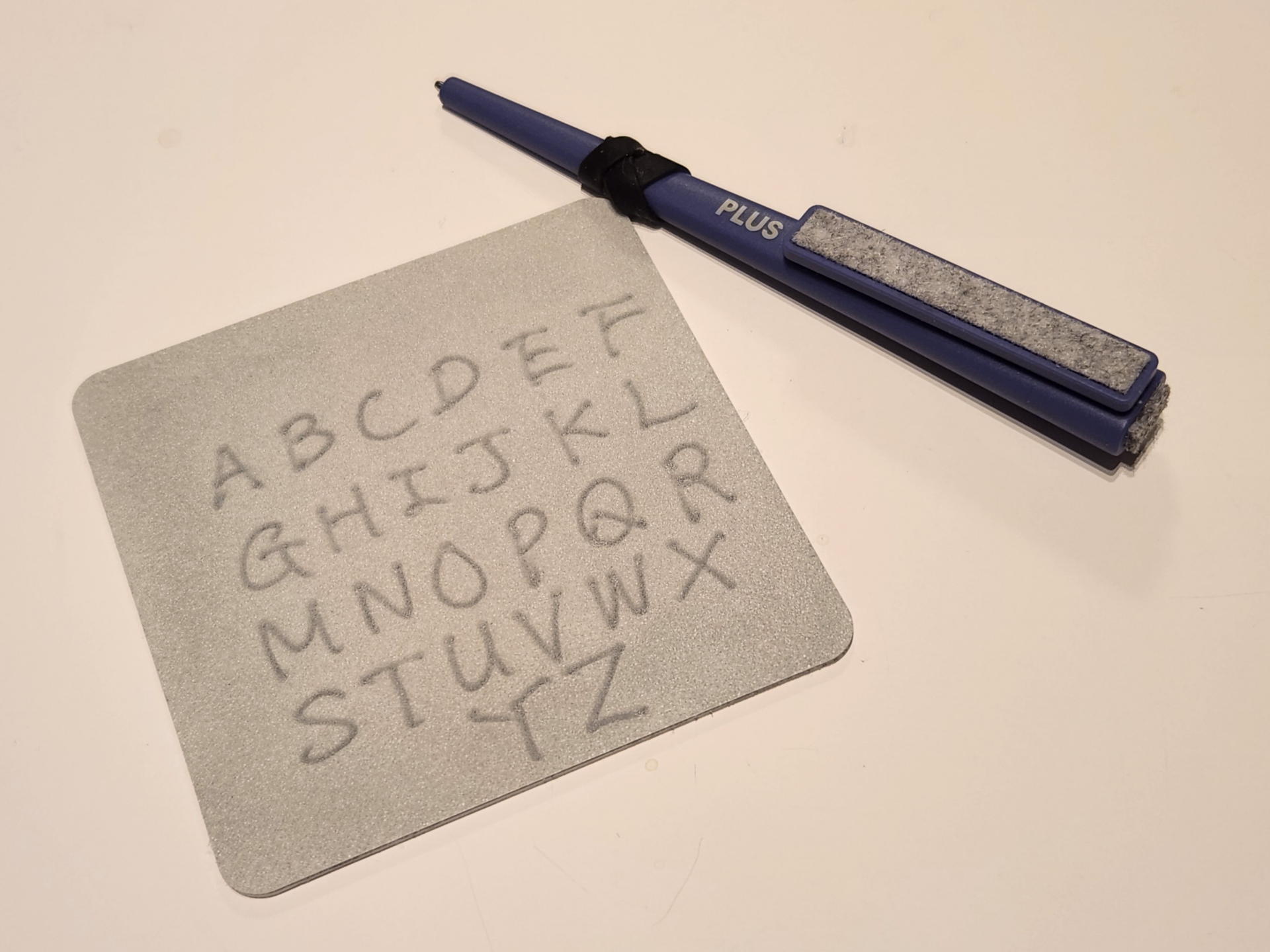 基本的に全消去しかないBoogie Boardに対して部分消しの可能なKaiteメモタイプと貼れるタイプだがイレーザーでタップすると半径20㎜くらいの広範囲のエリアが道連れを食らって消去されてしまう