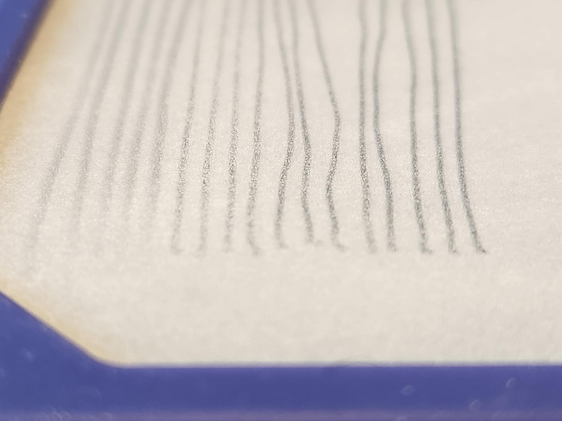 描いた時はまだ濃いが時間が経過すると最初に描いた部分から薄くなってくる。最初の濃さが永続すれば視認性はかなり違うのだが