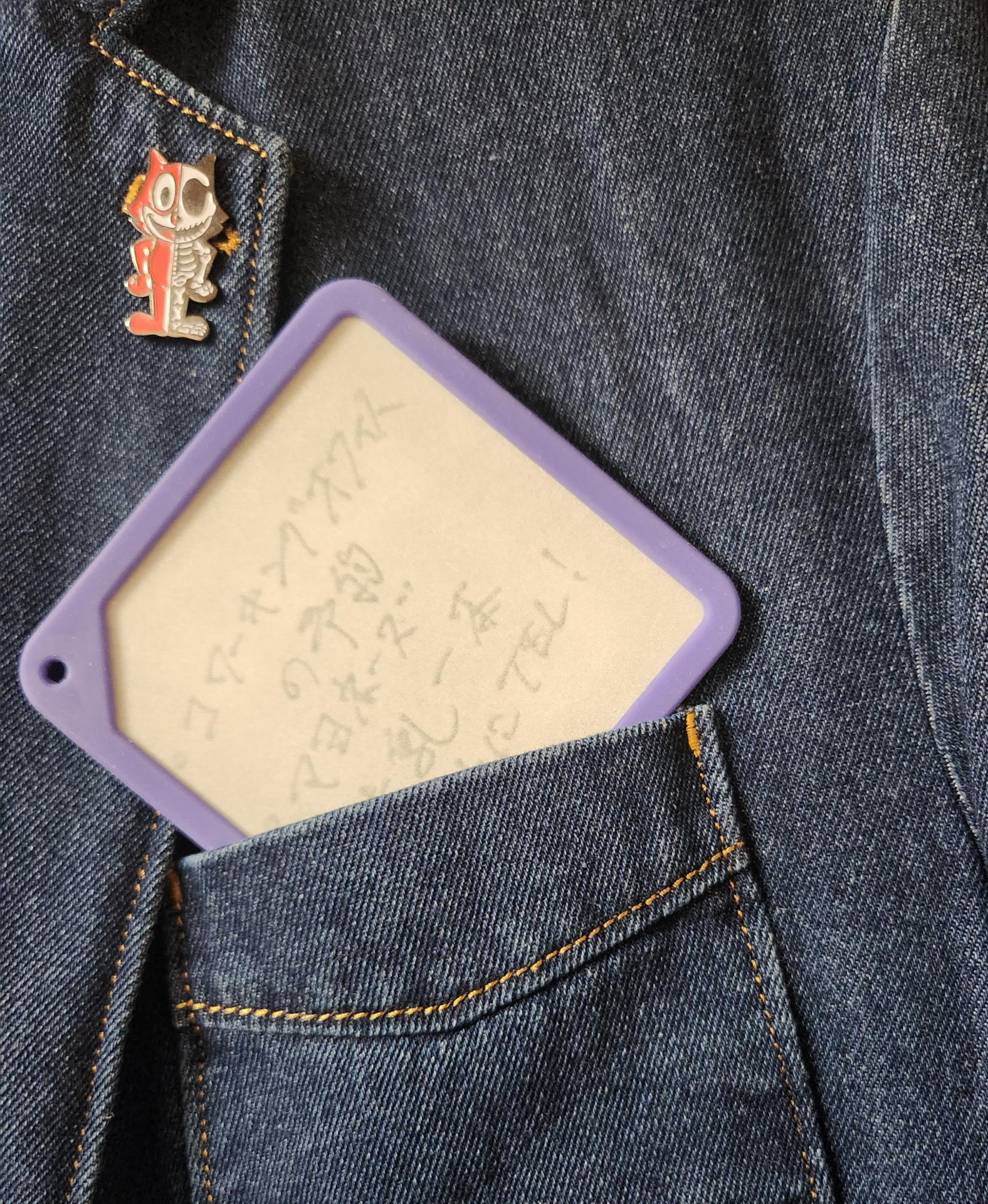 周囲に磁気性のモノが無い限り筆記跡を汚されることが無いのでポケットに入れて持ち歩くには便利だ