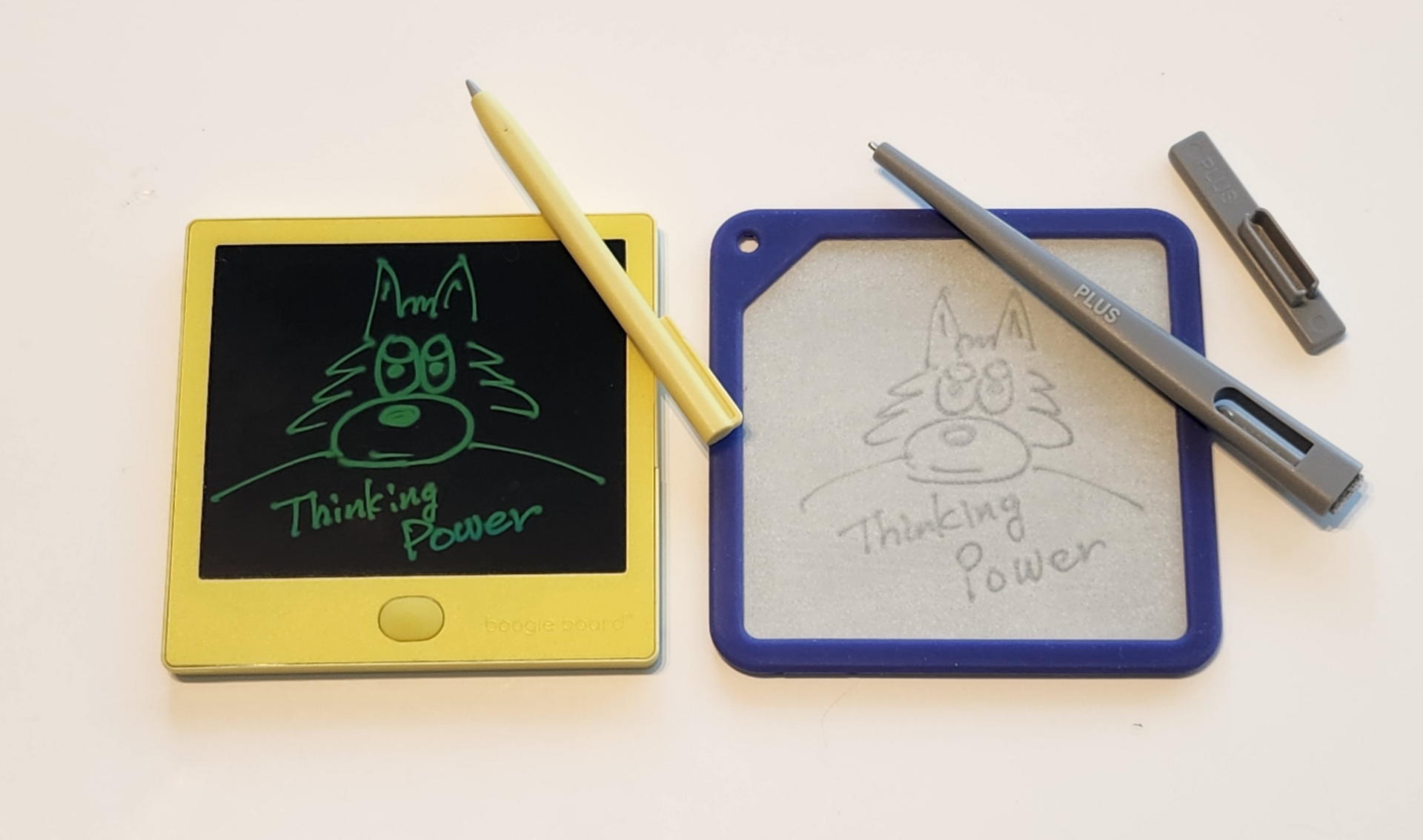 最小サイズのBoogie BoardとKaiteメモタイプも同じように視認度の差は大きい。サイズに無関係に薄いグレーの背景に少し濃いグレーの筆記文字は認識度が低い