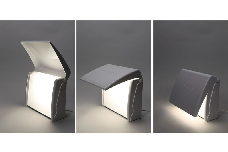 製品が可動する様子を撮った写真。よーく見ると背景の上部に影のようなものが。これはバックペーパーのシワ。現在なら「スポット修復ブラシ（コンテンツに応じる）」などで一発で消せるが、この写真を撮ったのは13年前で、シワを消そうとレタッチするほどに背景に違和感が生じたので「まあこのくらいならいいか」と諦めたのであった。