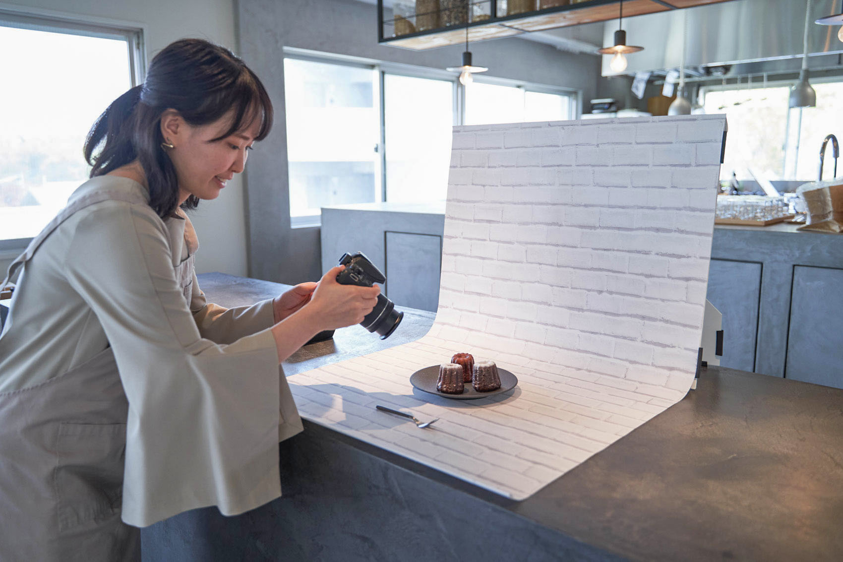 取り付けボードを立て、そこに背景シートを引っ掛けることで、非常に手軽にさまざまな背景を使った撮影ができる。