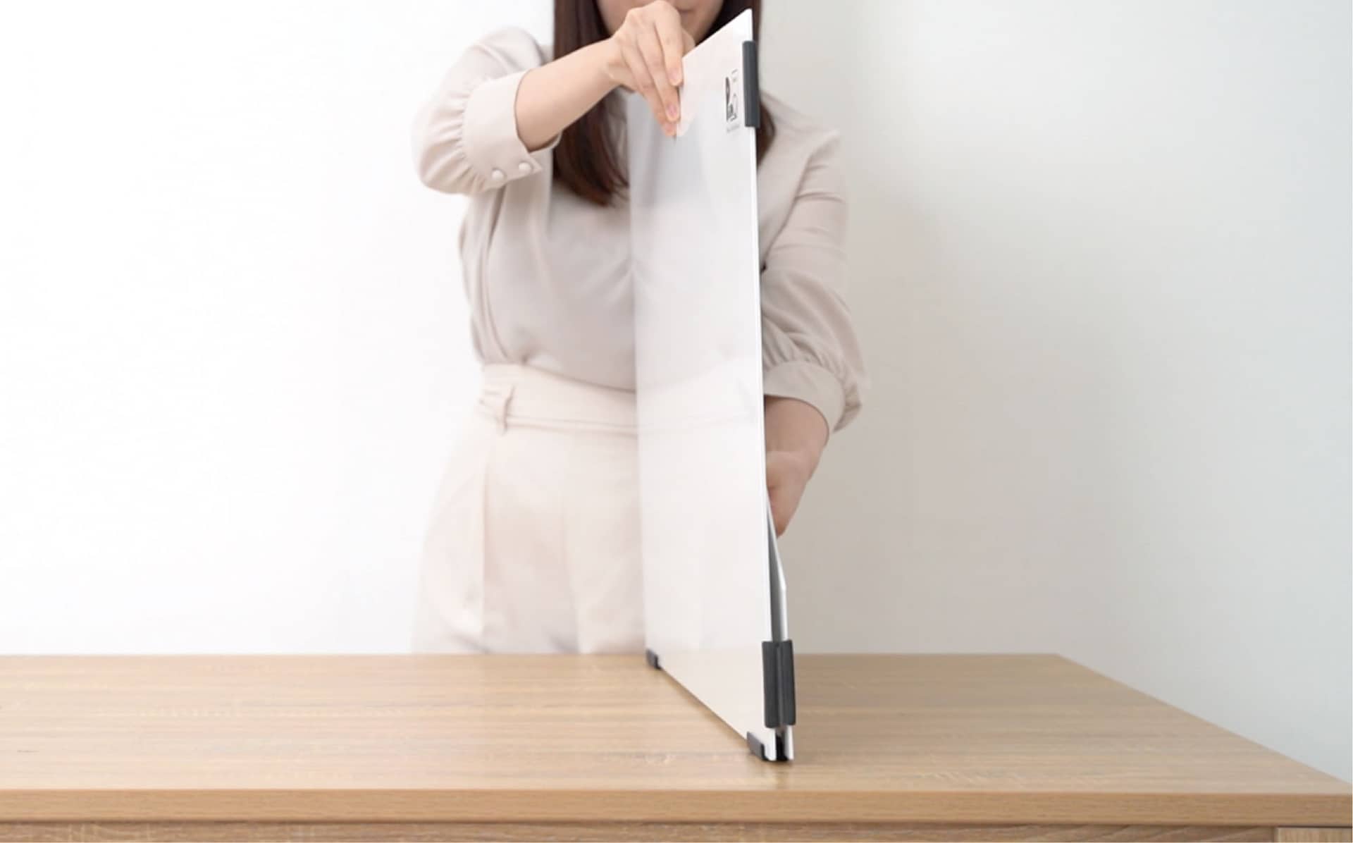 まずボードをセットする。ボードは樹脂製で、サイズは50×65cm。畳んだときの厚さは1.5cmなので、不使用時には家具の隙間などに収納しておける。