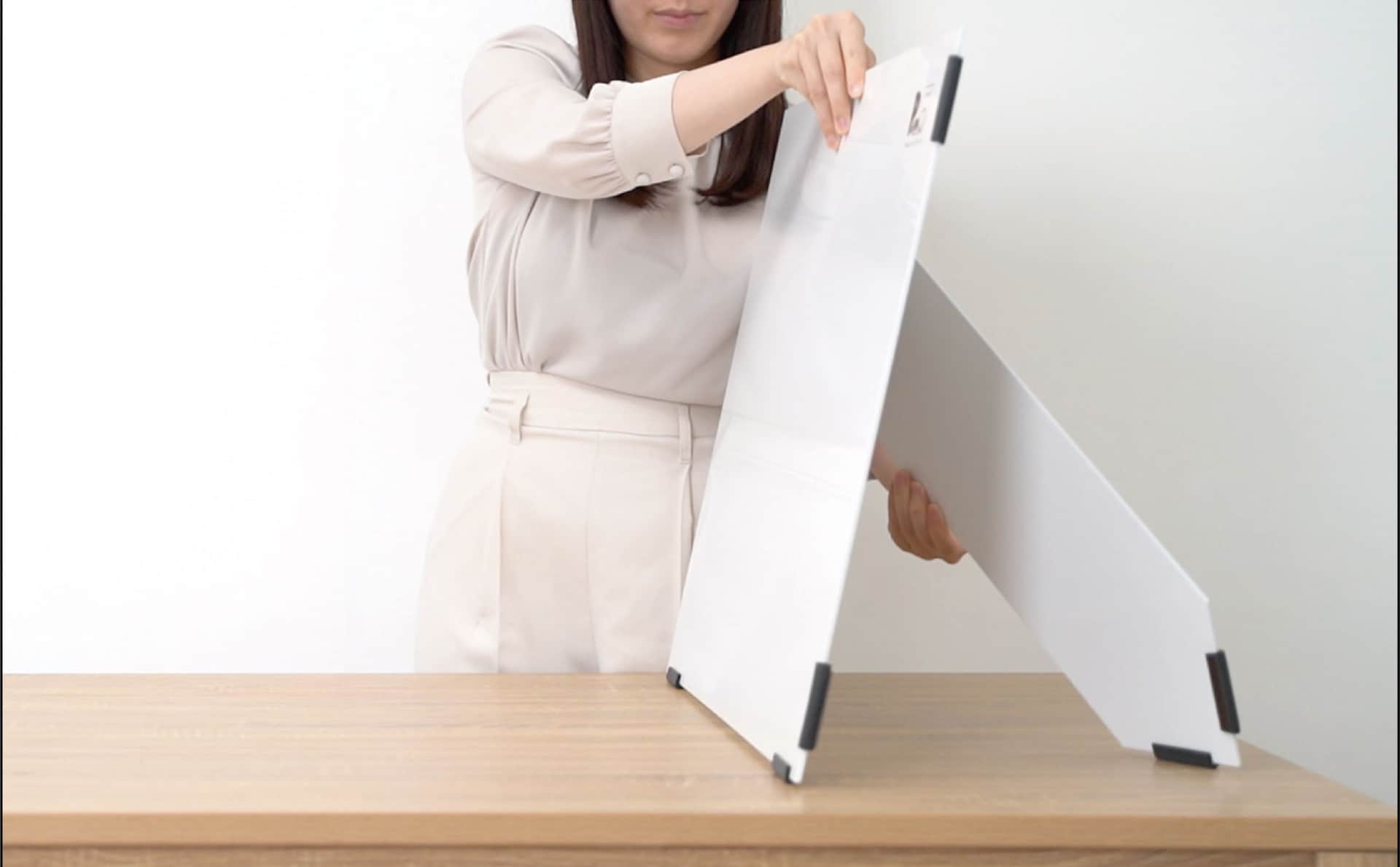 背面の脚を開けばボードが自立する。縦向きでも横向きでも自立させられる。脚は自由に開く。