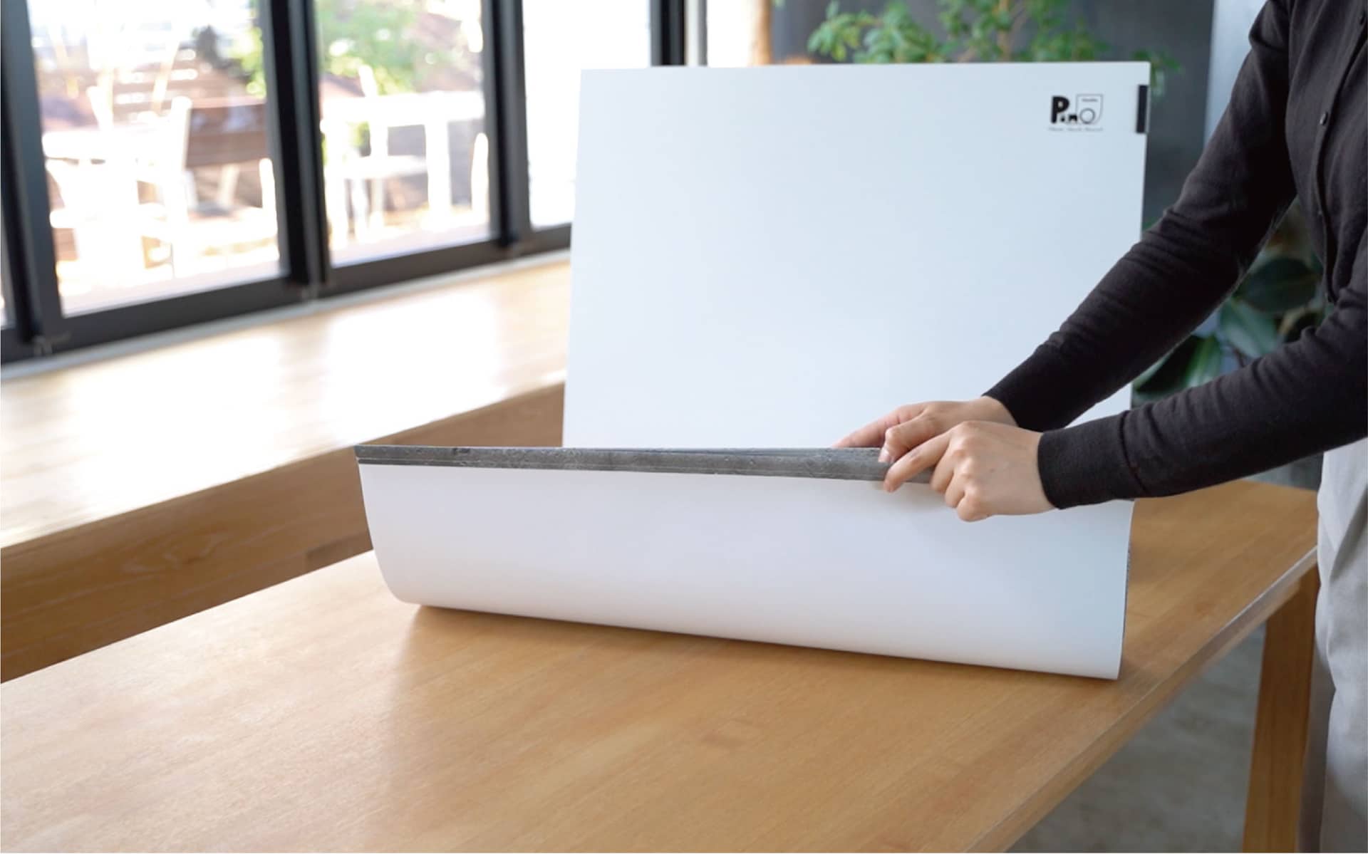 ボードを自立させたら背景シートをセットする。