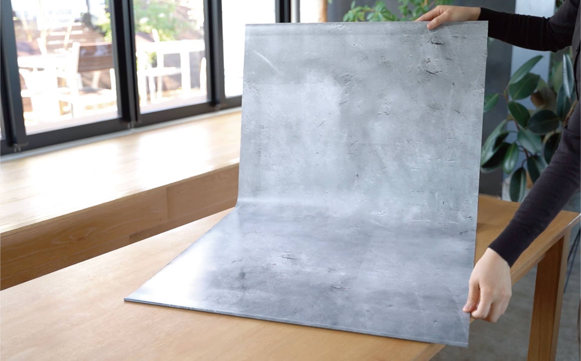 背景シート裏面端には折り返しがある。その部分を使ってボードに背景シートの端を引っ掛ける。