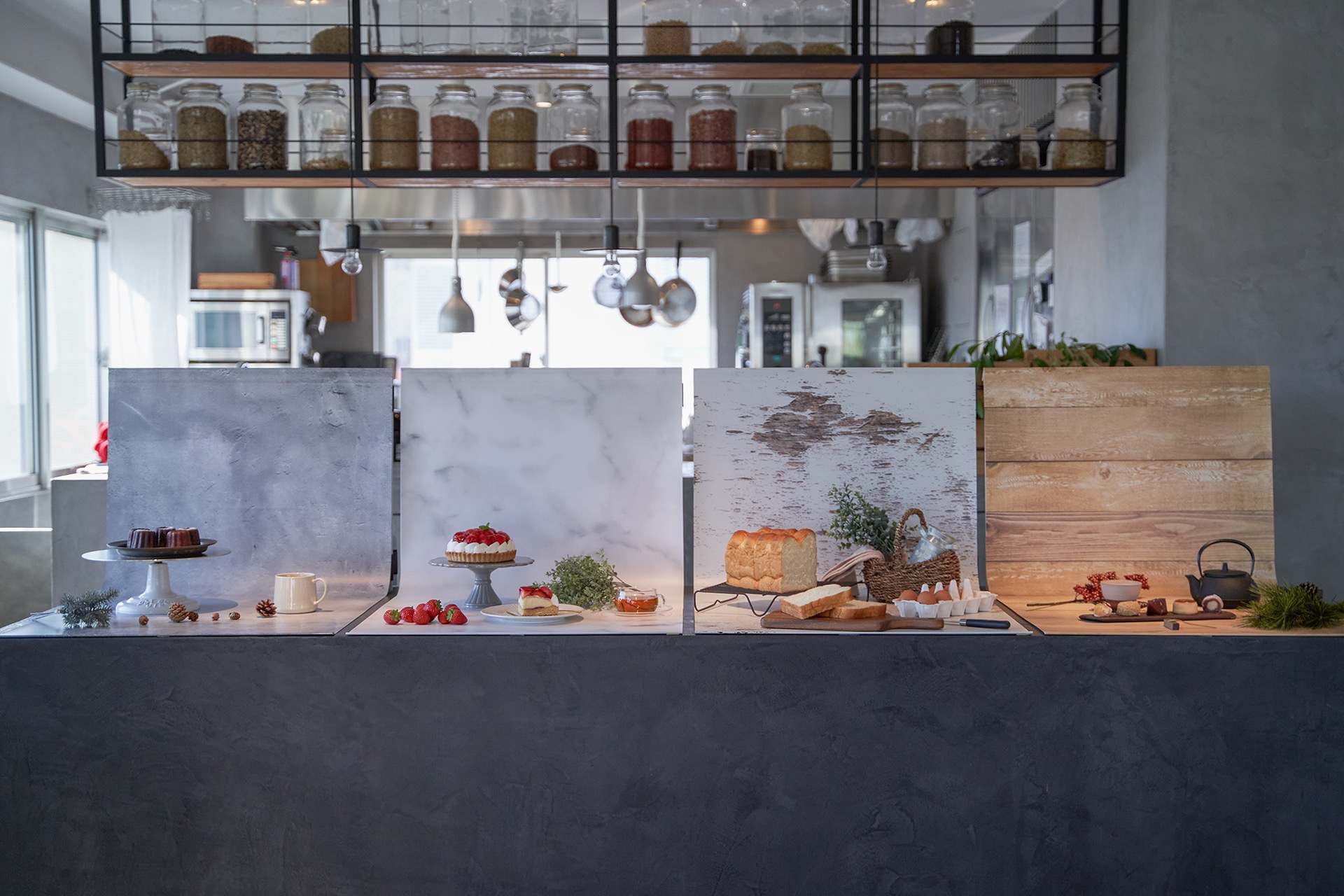 ピノスタジオを複数セット用意すれば、次々と背景を変えながらの効率よく商品撮影することもできる。