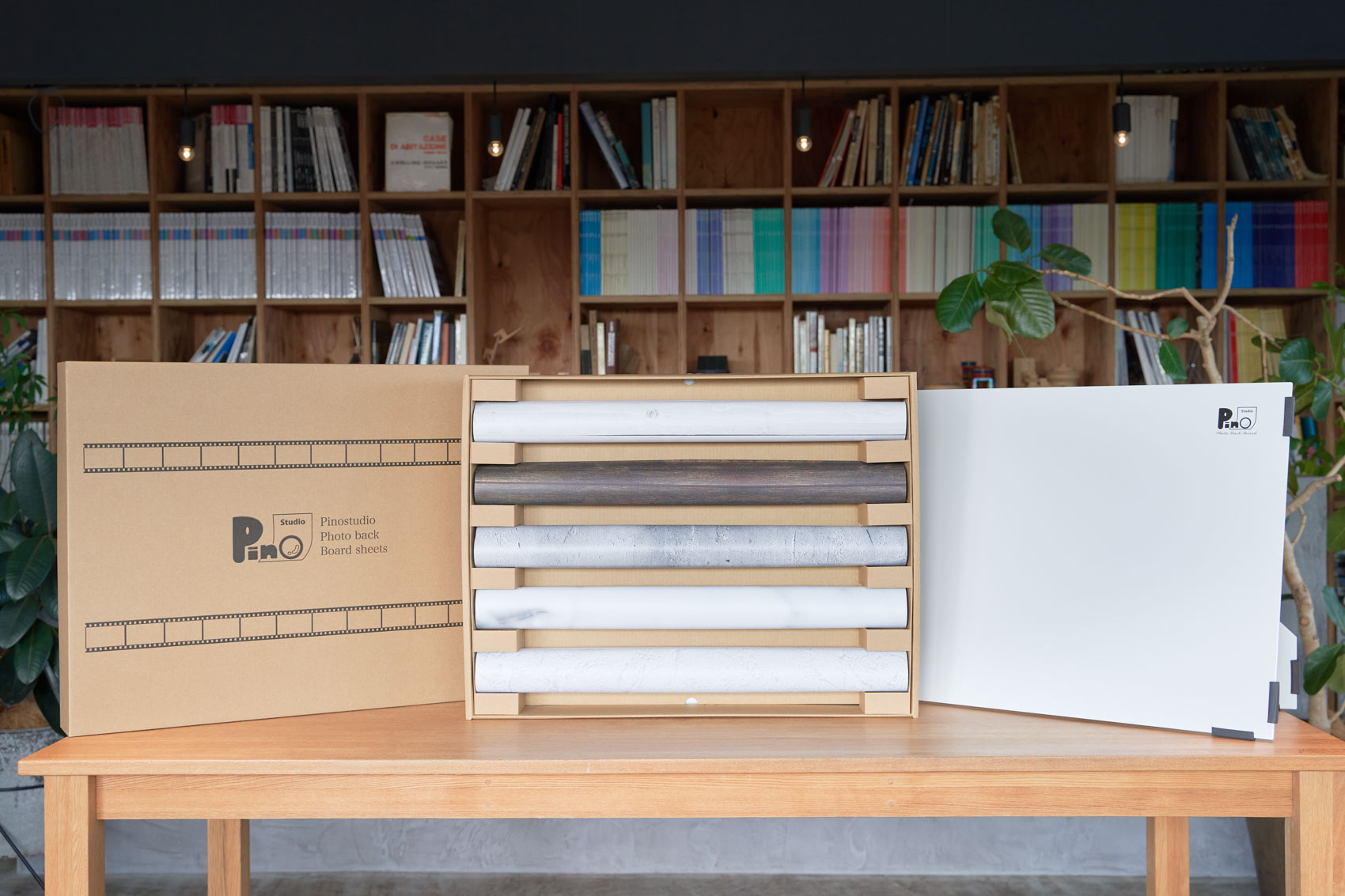 ボードと背景シートをセットで注文したが、このような箱に入って配送された。背景シートは巻いてあり、箱の溝に収まっているので、配送中に曲がるなどすることはまずない。