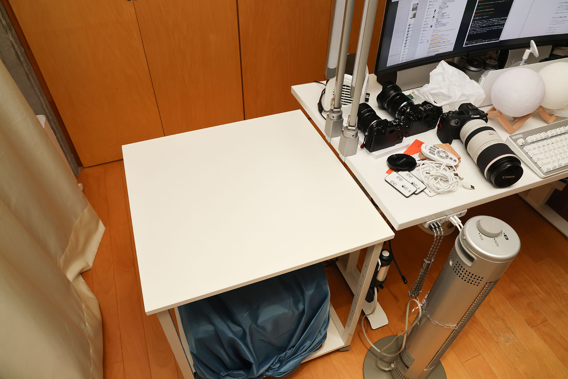 仕事場の撮影用テーブル。と言っても、60×60cmの単なるテーブルだ。キャスター付きで下段にレーザープリンターを置いているのであった。テキトーな平面の上で撮影って感じですな。