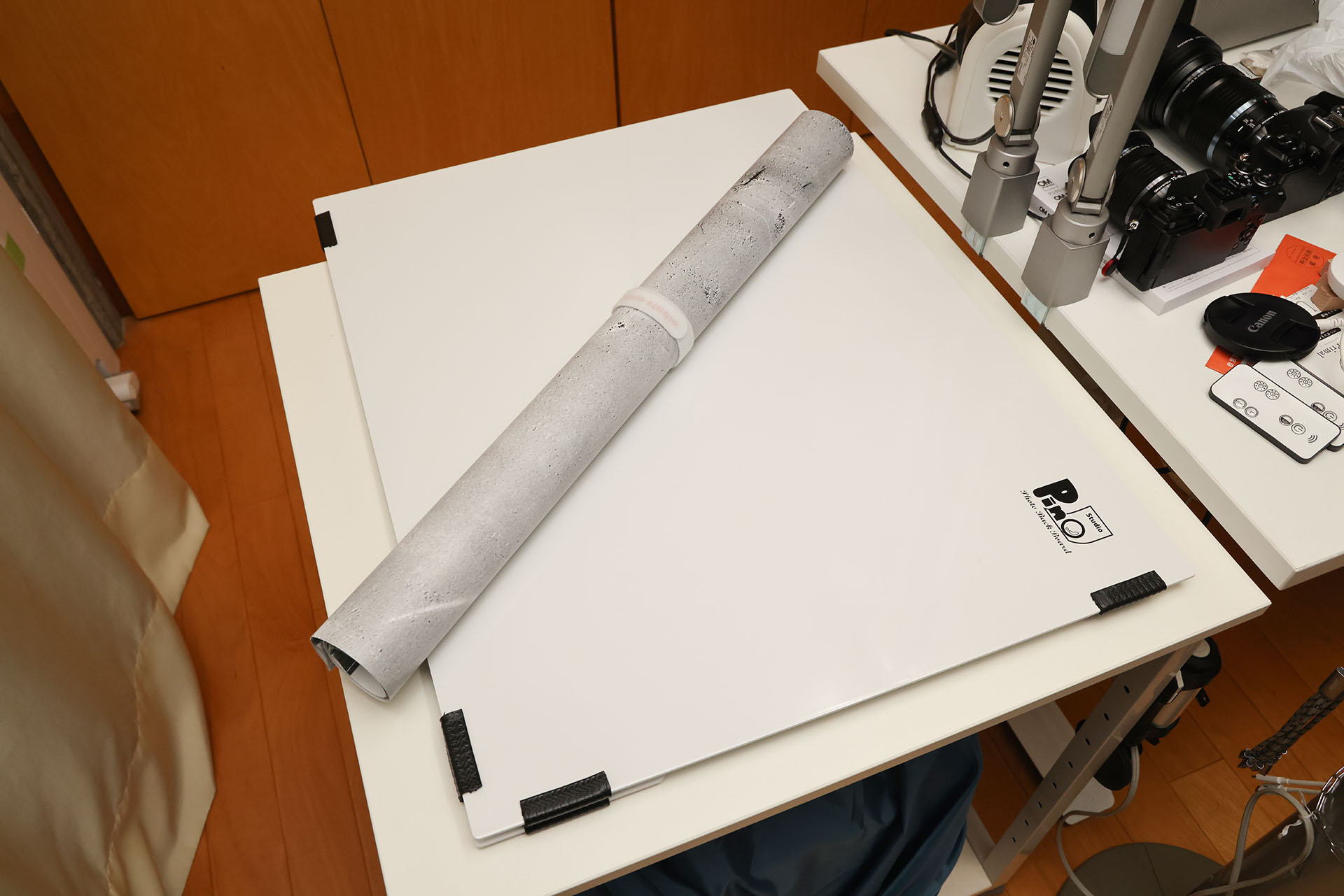 さっそくセッティング。ピノスタジオの背景シートとボードを出してきて……。