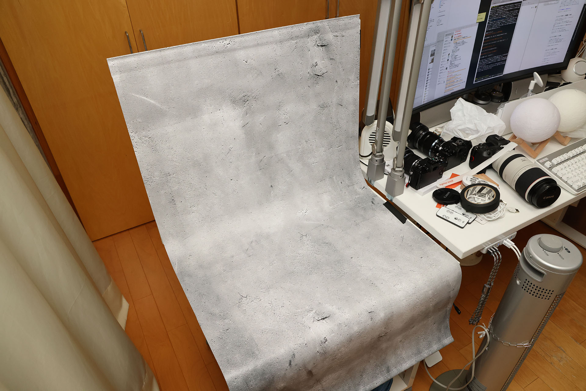 チャチャッとセットアップ。ただ、この60×60cmのテーブルでは、ピノスタジオの背景シートが長すぎて、机の手前に垂らしておくと背景シートがズズズッと下に落ちてしまう。なので、背景シート右横を黒いテープでテーブルに留めている。背景シート左側裏面もテーブルへテープで止めている。ちなみにこのテープ止め作業まで含めて5分かからずセットアップが完了した。