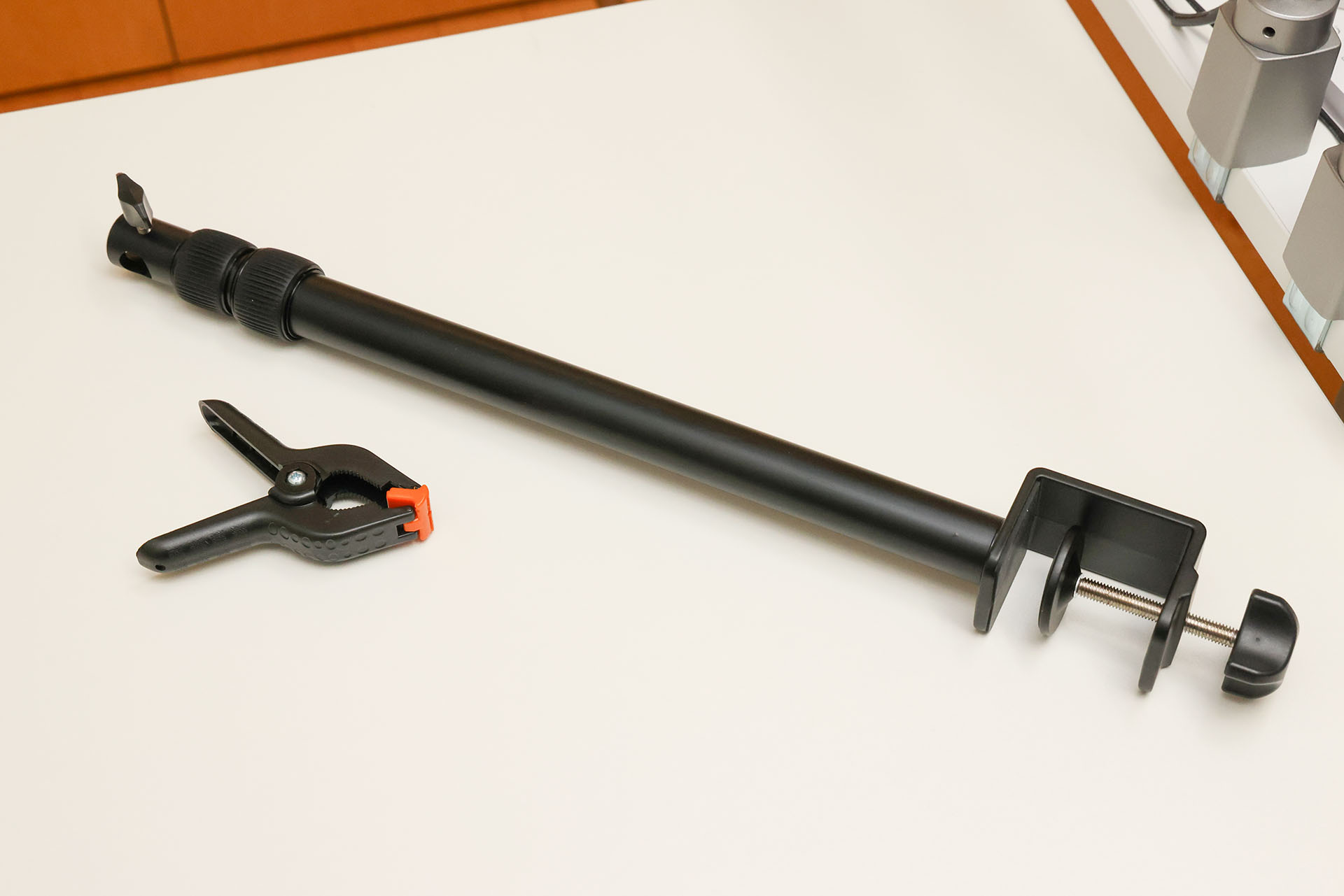 卓上にカメラやライトを固定するためのスタンドというかマウントというか、汎用的に使えるポールですな。