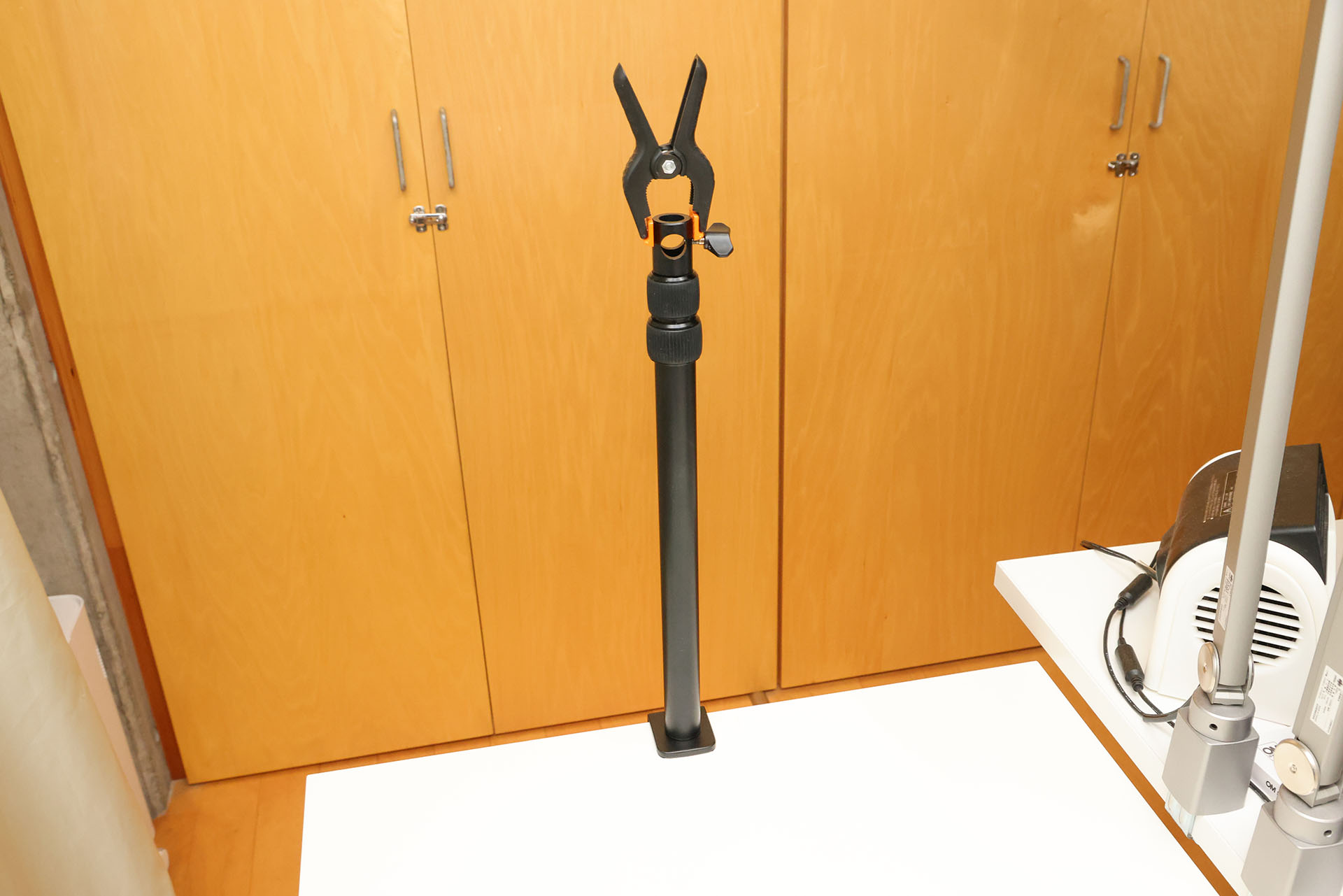 ポールはテーブル端にクランプ止めすることができた。