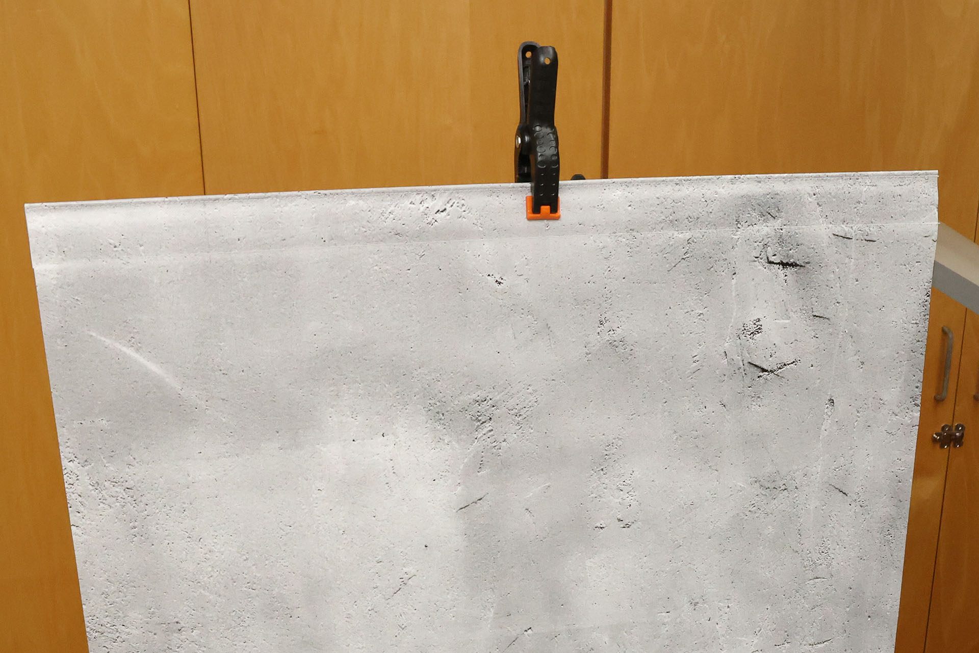 その上端にピノスタジオの背景シートをクリップで固定した。