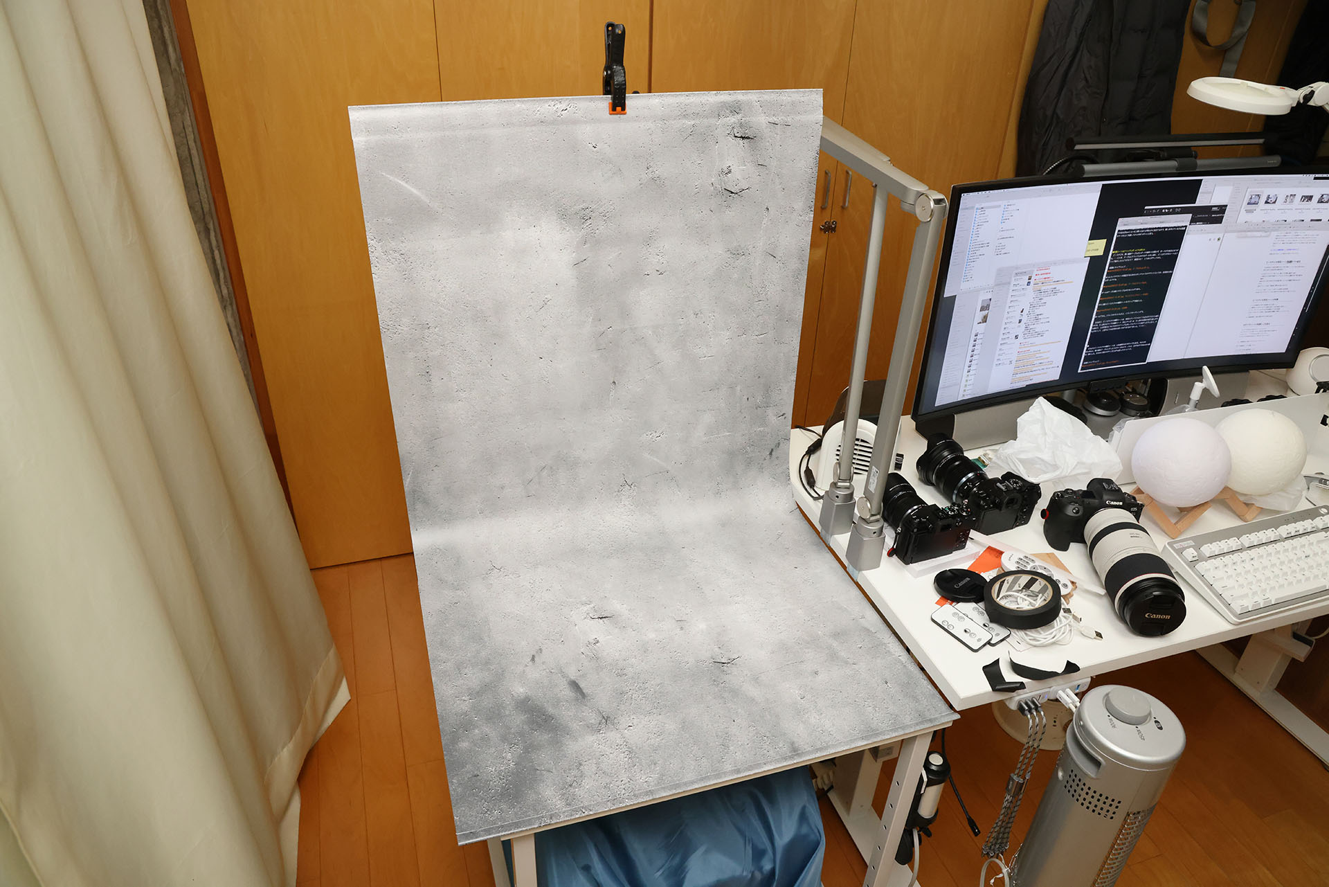 あーらデキた。こういうのでいいんだよ、こういうセッティングで。後ろにあるポールは高さ調節が可能。テーブルに乗る背景シート見ながら高さ調節をすると、テーブル手前に背景シートがズリッと落ちることもなくなった。