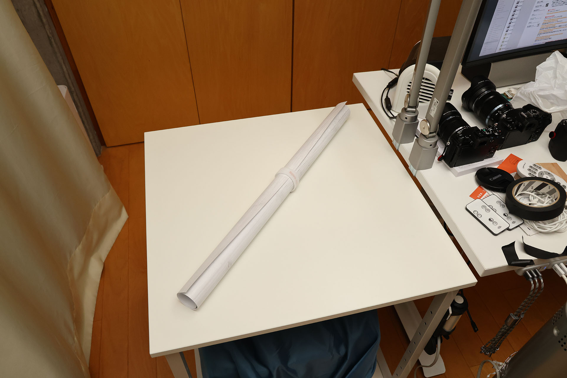 Sサイズは引っ掛け用の折り目などもない四角いシート。厚みはほかのサイズのものと同じだが、折り目などがないぶん、かなり軽量に感じる。