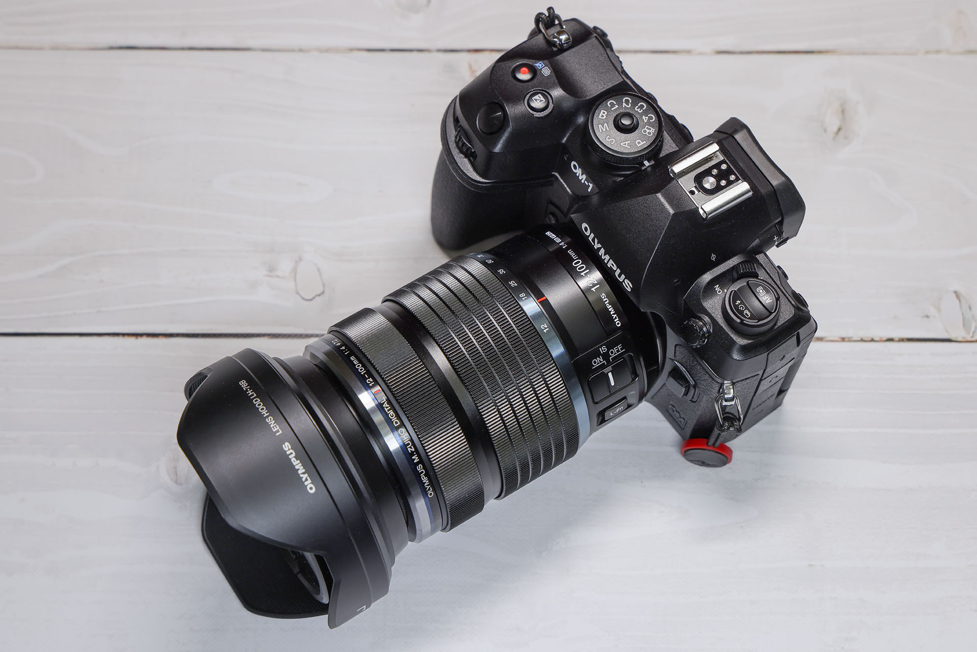 小さめのモノを上から撮るようなときはSサイズが便利かも。