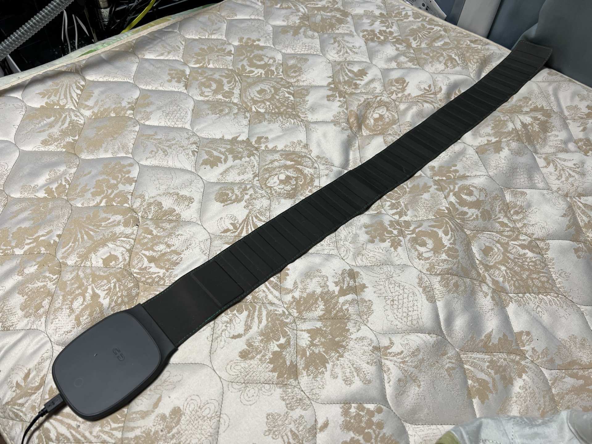 「睡眠チェッカー」を胸の下に敷く。