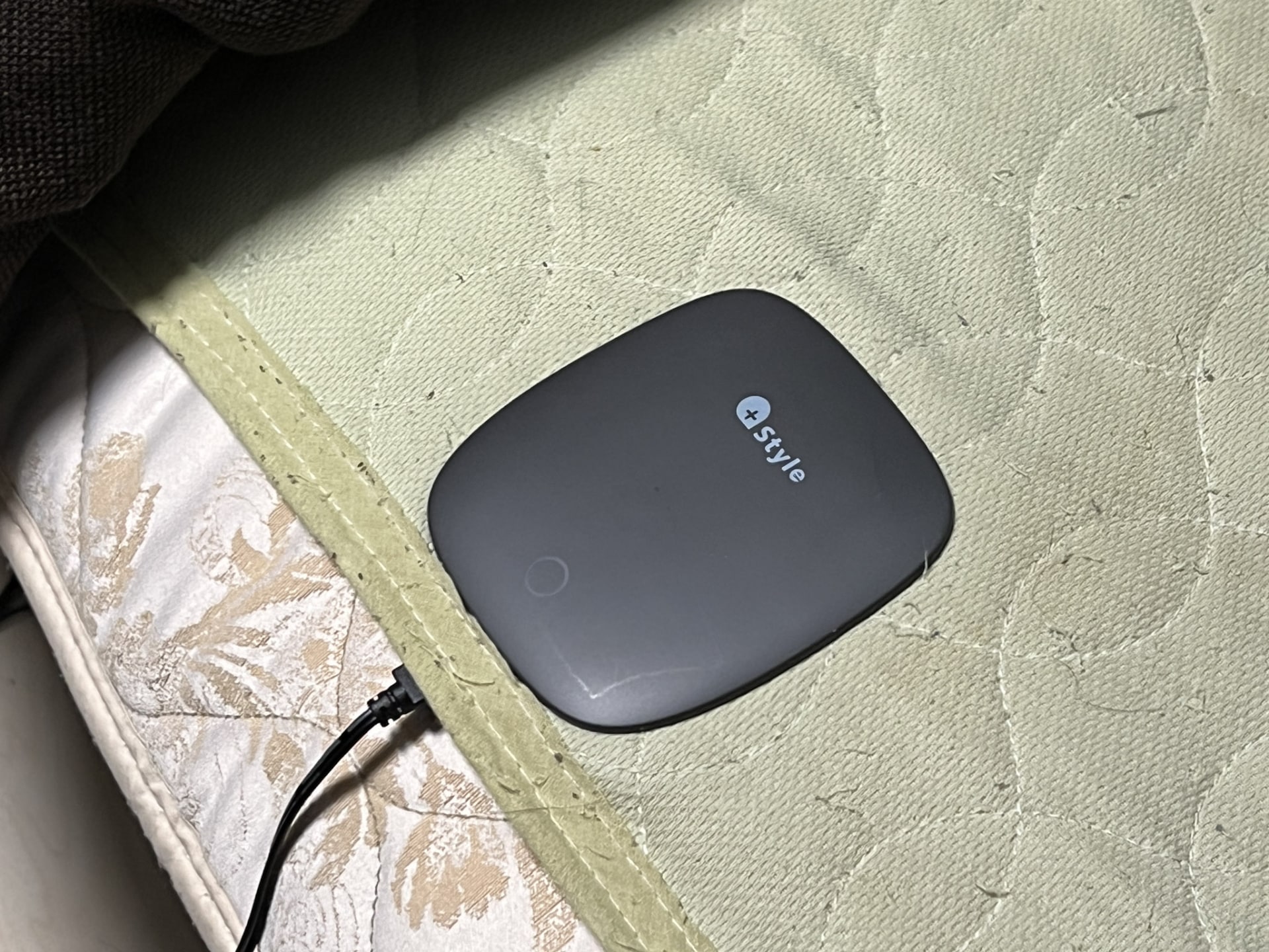 シーツを被せて、電源コードを接続。マグネットのカバーで固定する。