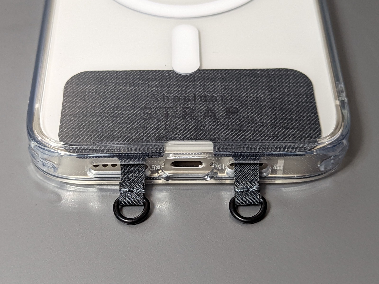 2穴タイプはこのようにスマホケースのスピーカー穴の部分にセットする。シールで貼り付けるのではなく挟み込むだけ