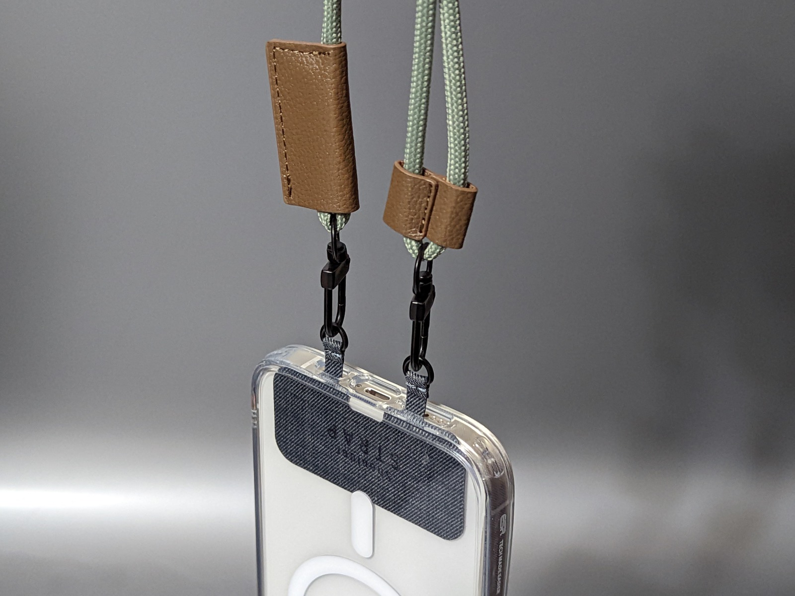 ストラップの付け根が2つに分かれているため、使っているうちにねじれることもない