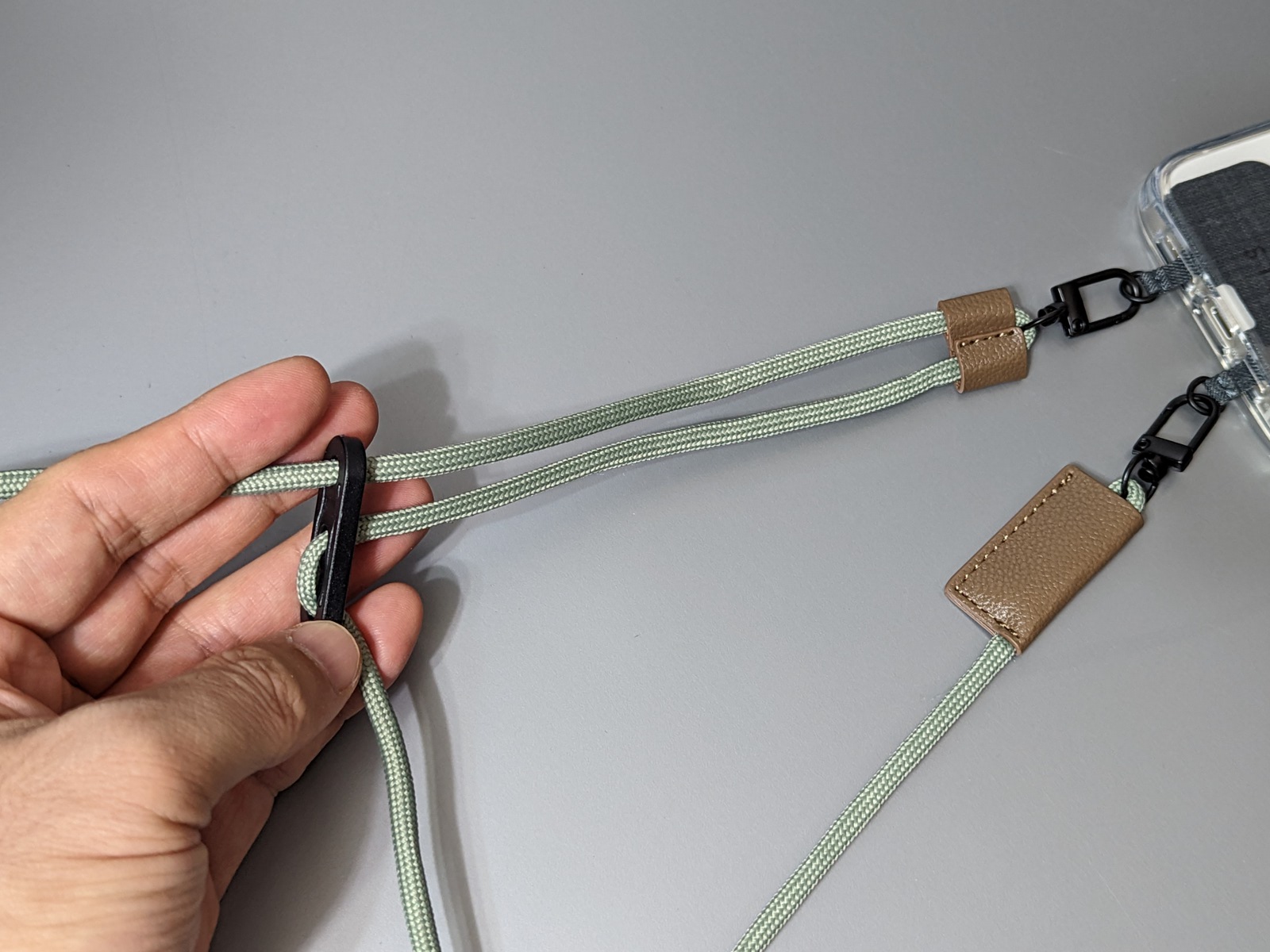 ストラップの長さは調節可能。ショルダーとしても使える