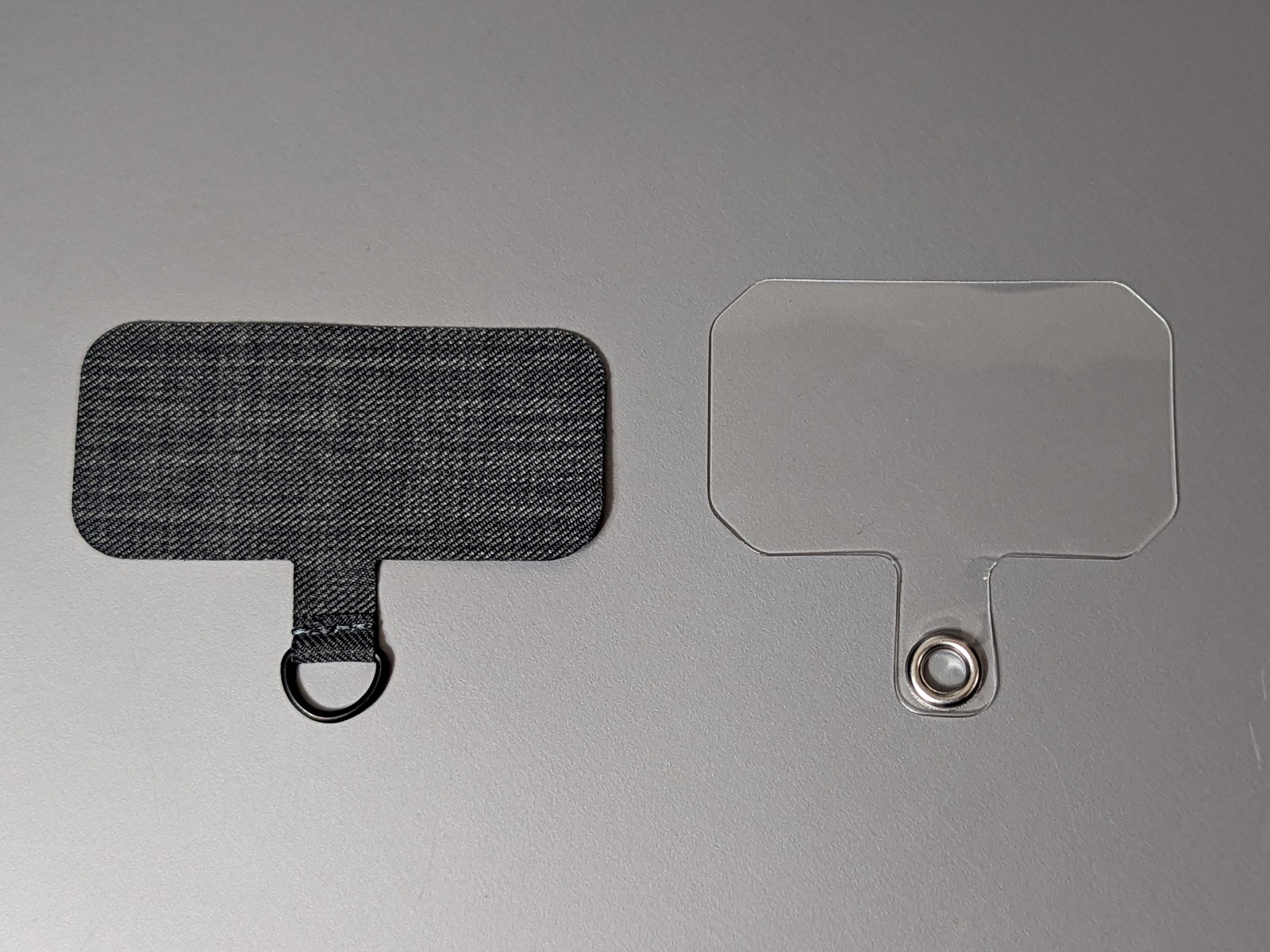 他社製品（右）はこのように1口タイプばかり。ただしストラップシートは透明のほうが目立たず、好みは分かれそうだ